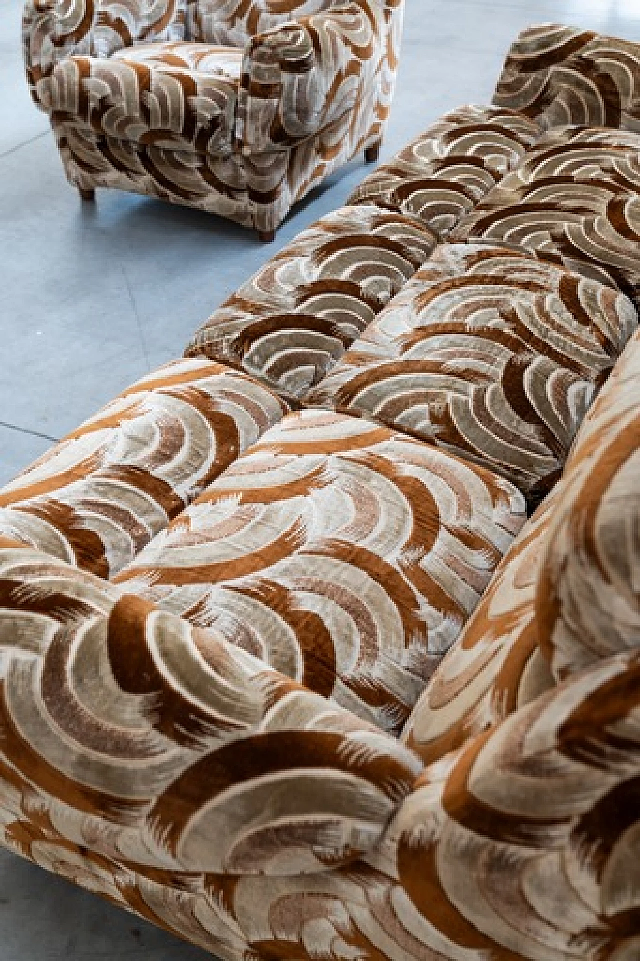 Divano-letto a tre posti e coppia di poltrone in ciniglia, anni '70 12