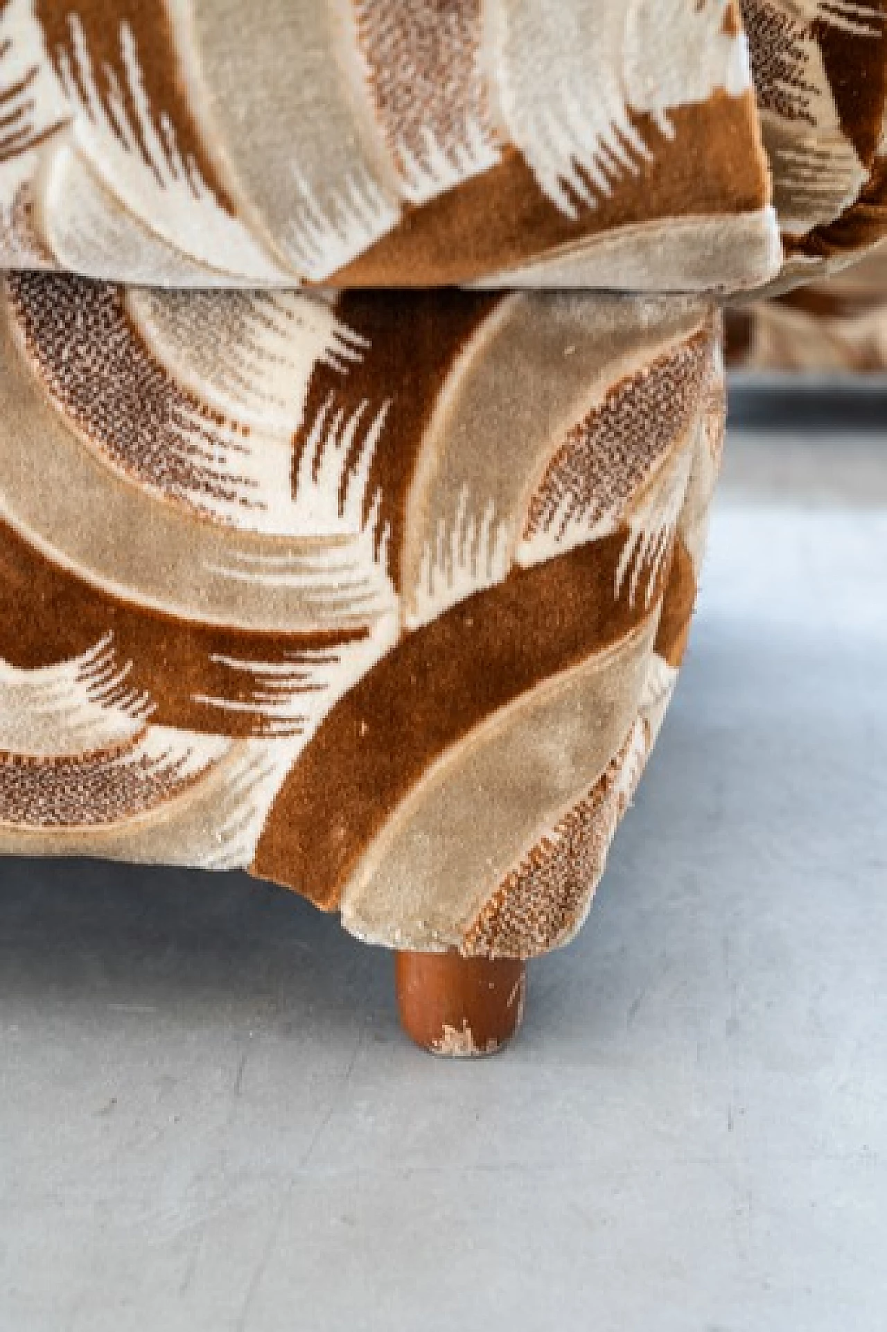 Divano-letto a tre posti e coppia di poltrone in ciniglia, anni '70 13