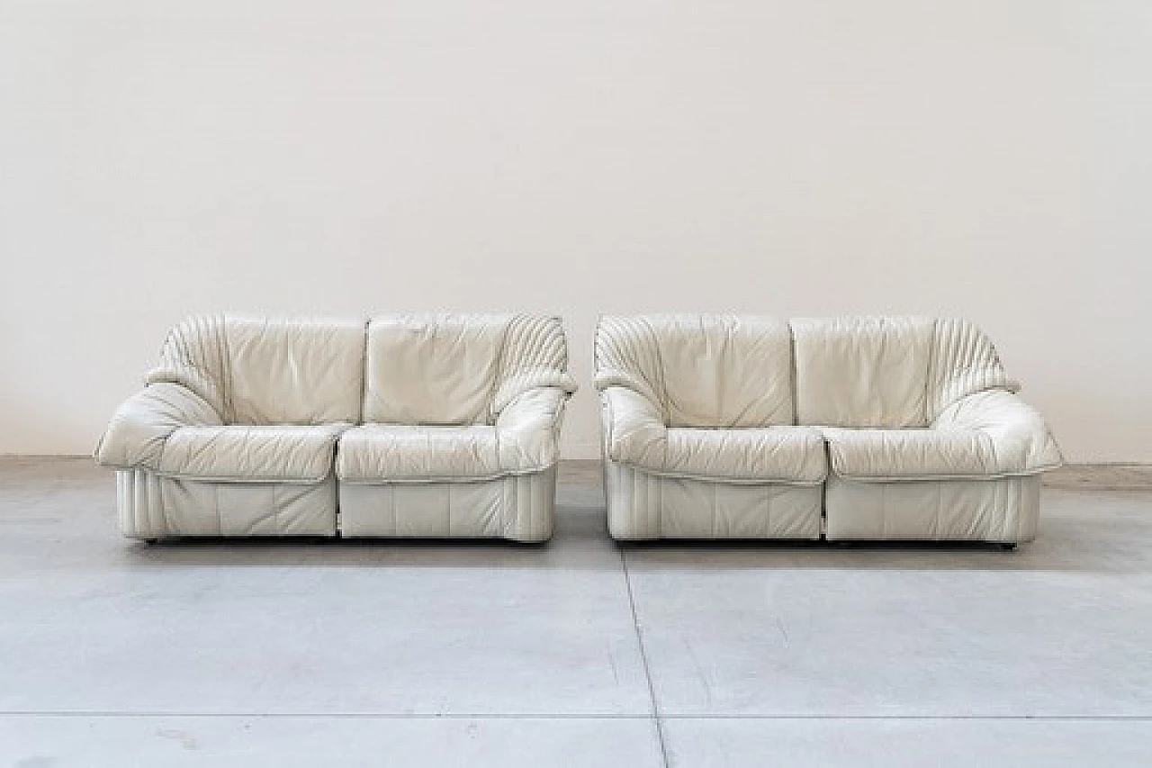 Coppia di divani in pelle con tavolino angolare estraibile, anni '70 1