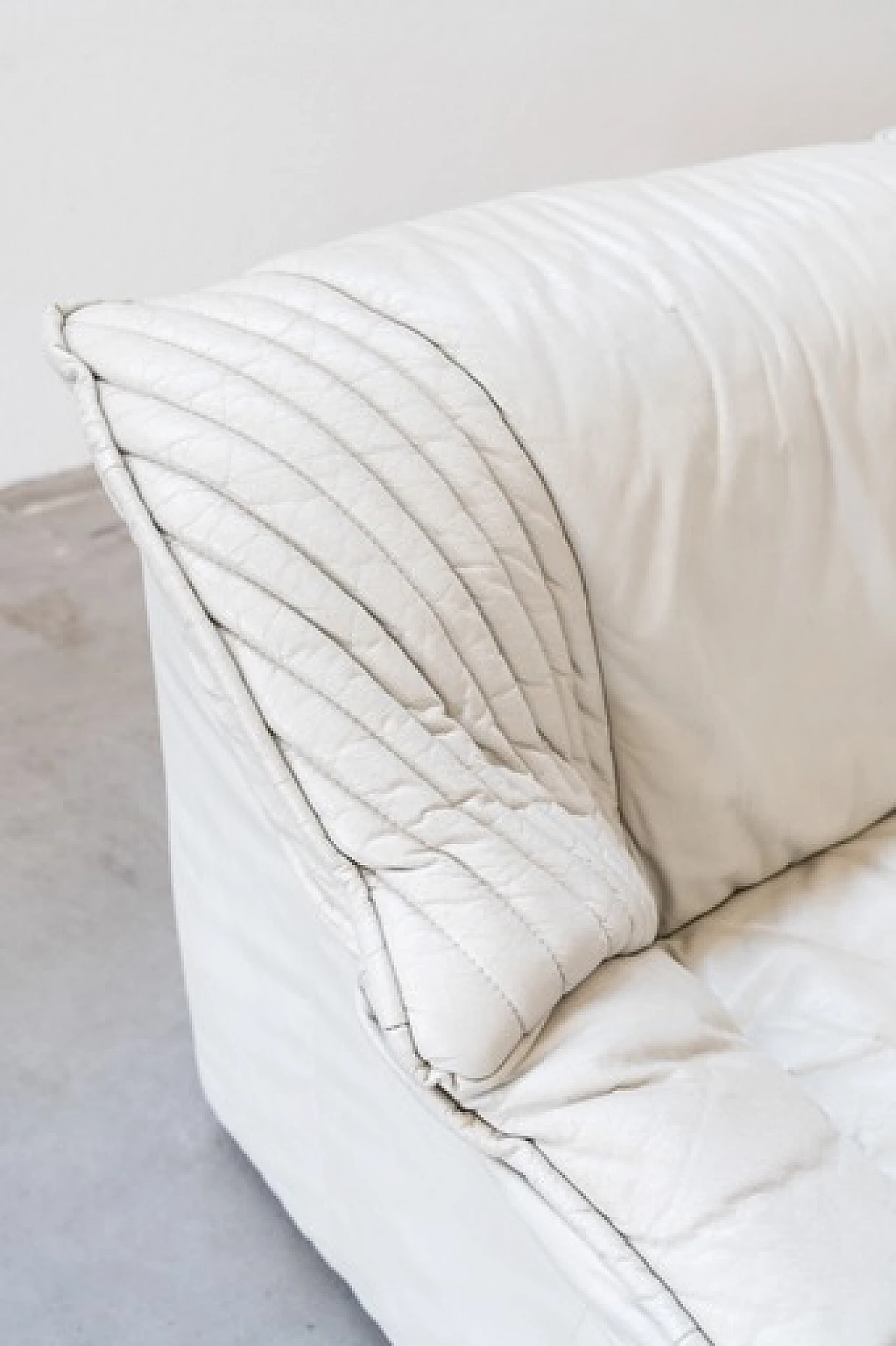 Coppia di divani in pelle con tavolino angolare estraibile, anni '70 2