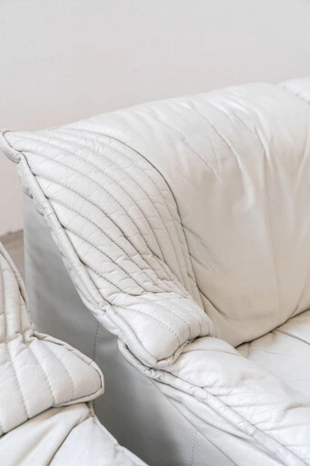 Coppia di divani in pelle con tavolino angolare estraibile, anni '70 3