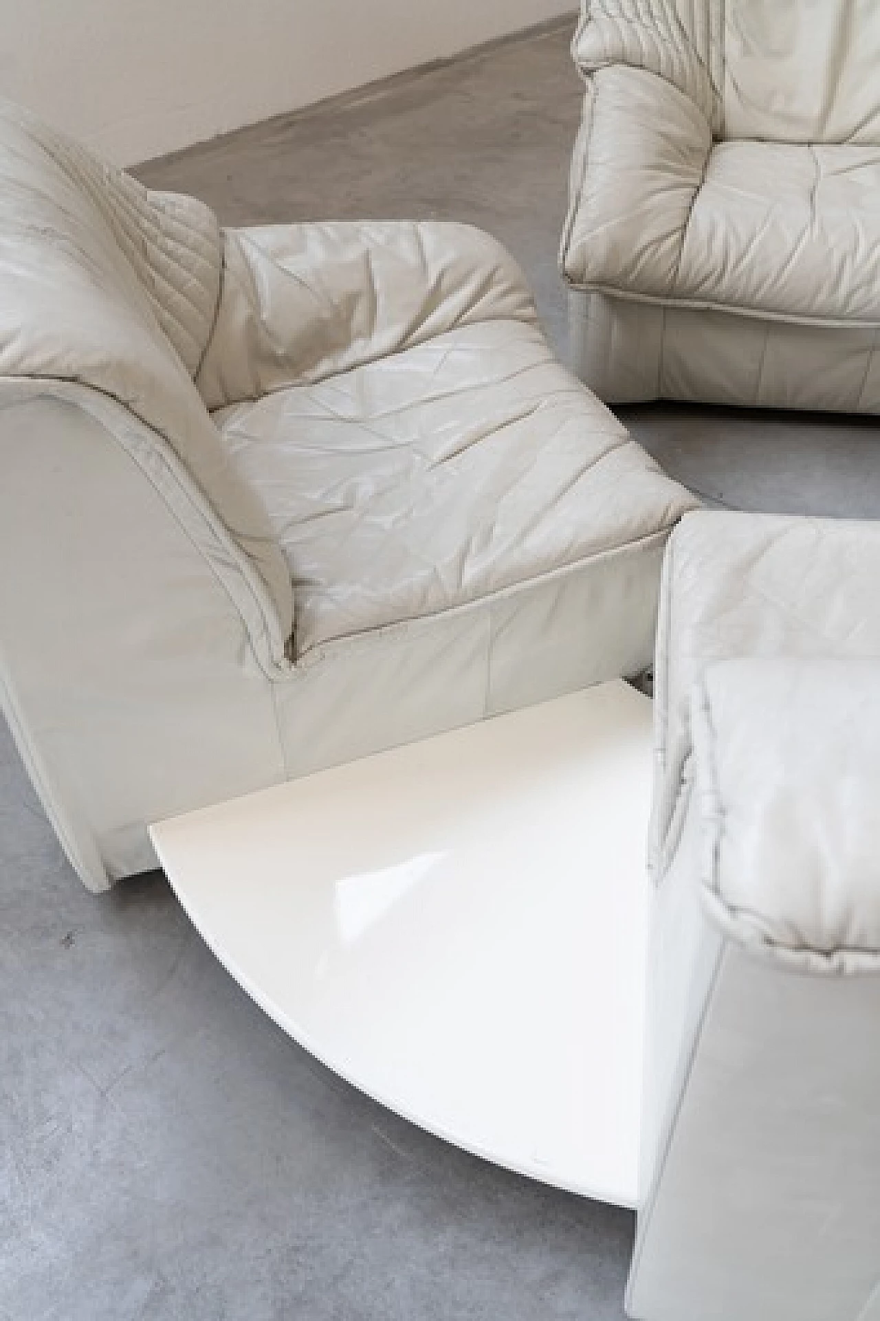 Coppia di divani in pelle con tavolino angolare estraibile, anni '70 8