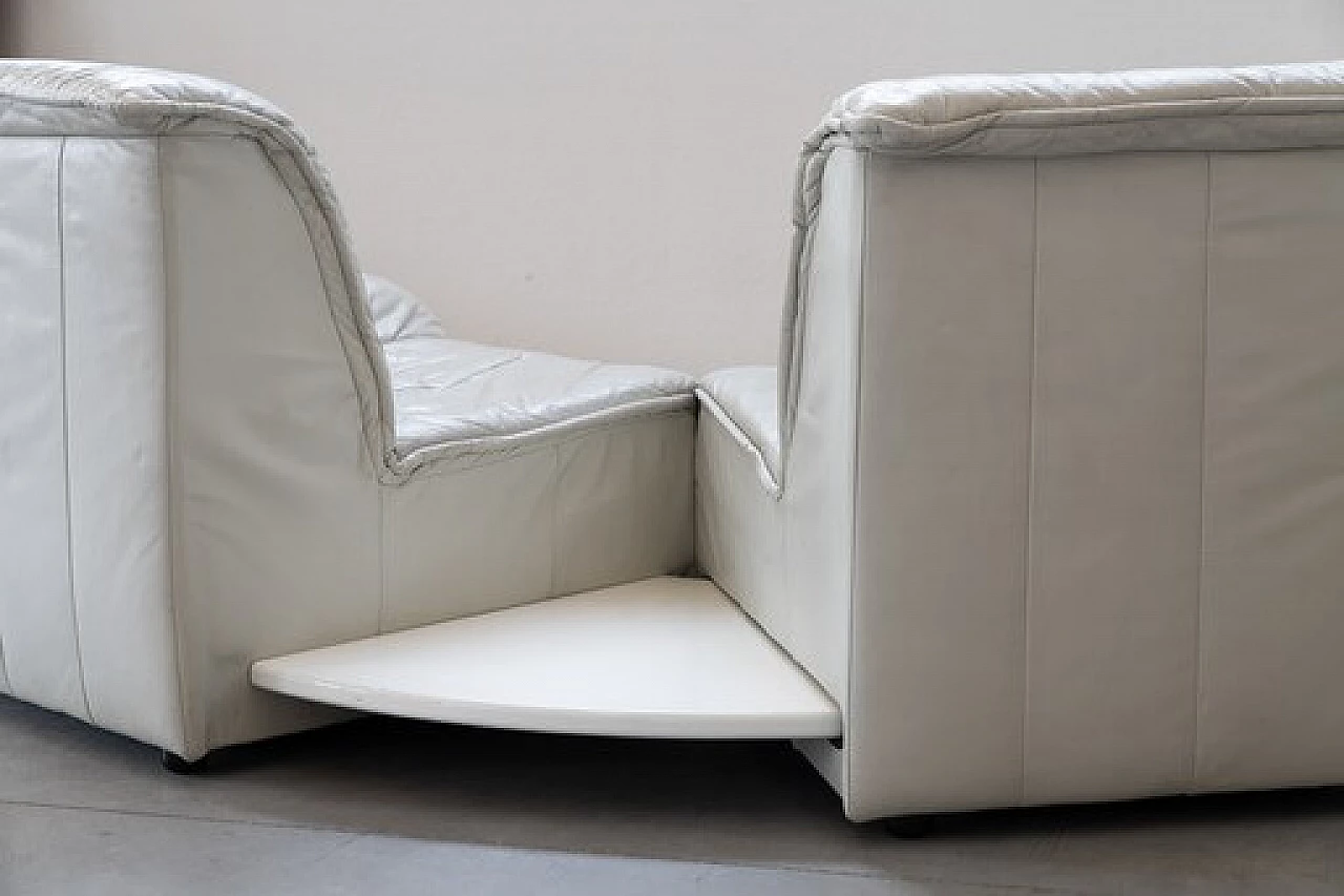 Coppia di divani in pelle con tavolino angolare estraibile, anni '70 9