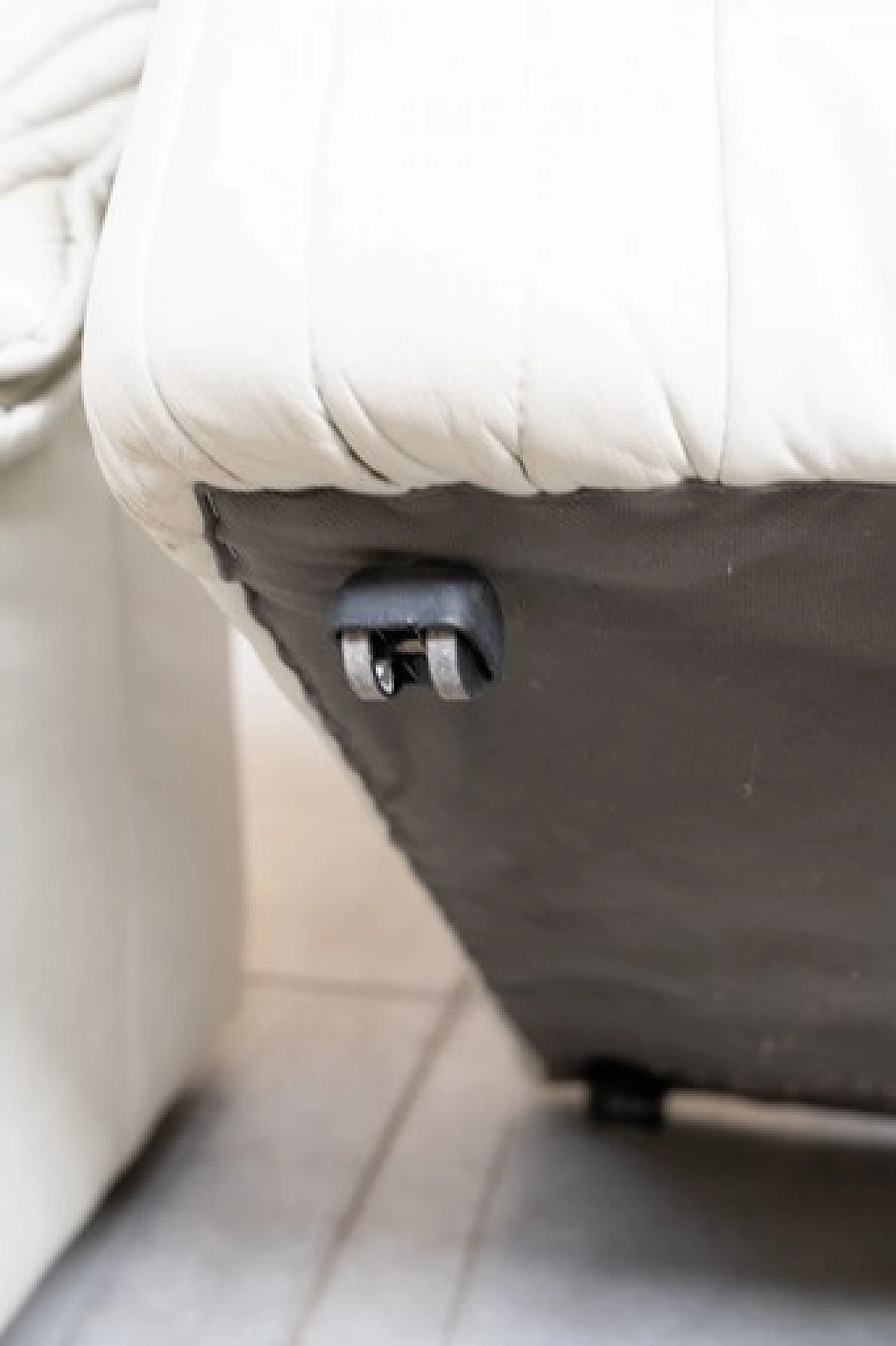 Coppia di divani in pelle con tavolino angolare estraibile, anni '70 10