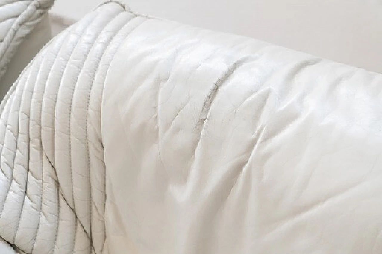 Coppia di divani in pelle con tavolino angolare estraibile, anni '70 13