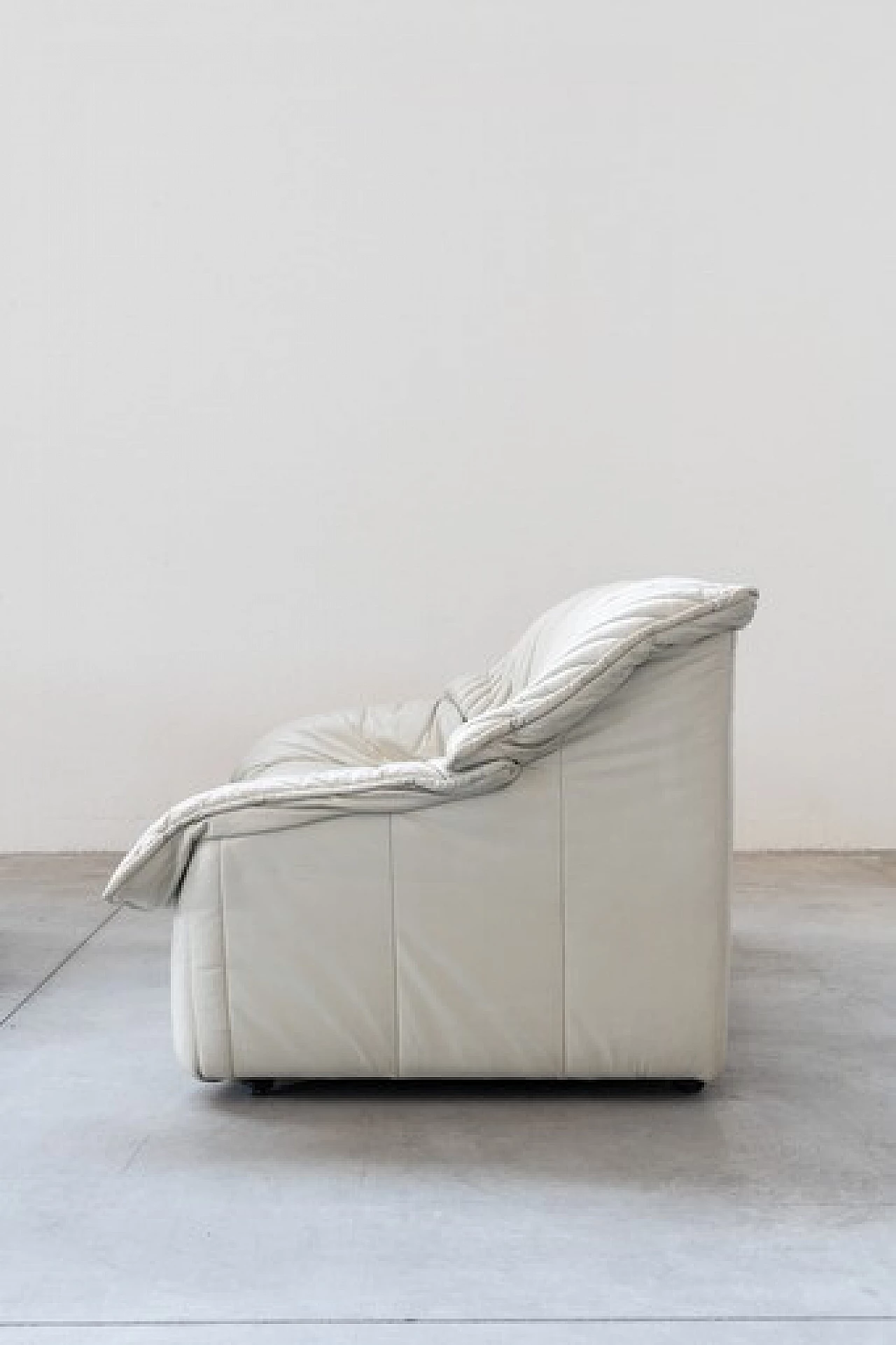 Coppia di divani in pelle con tavolino angolare estraibile, anni '70 15