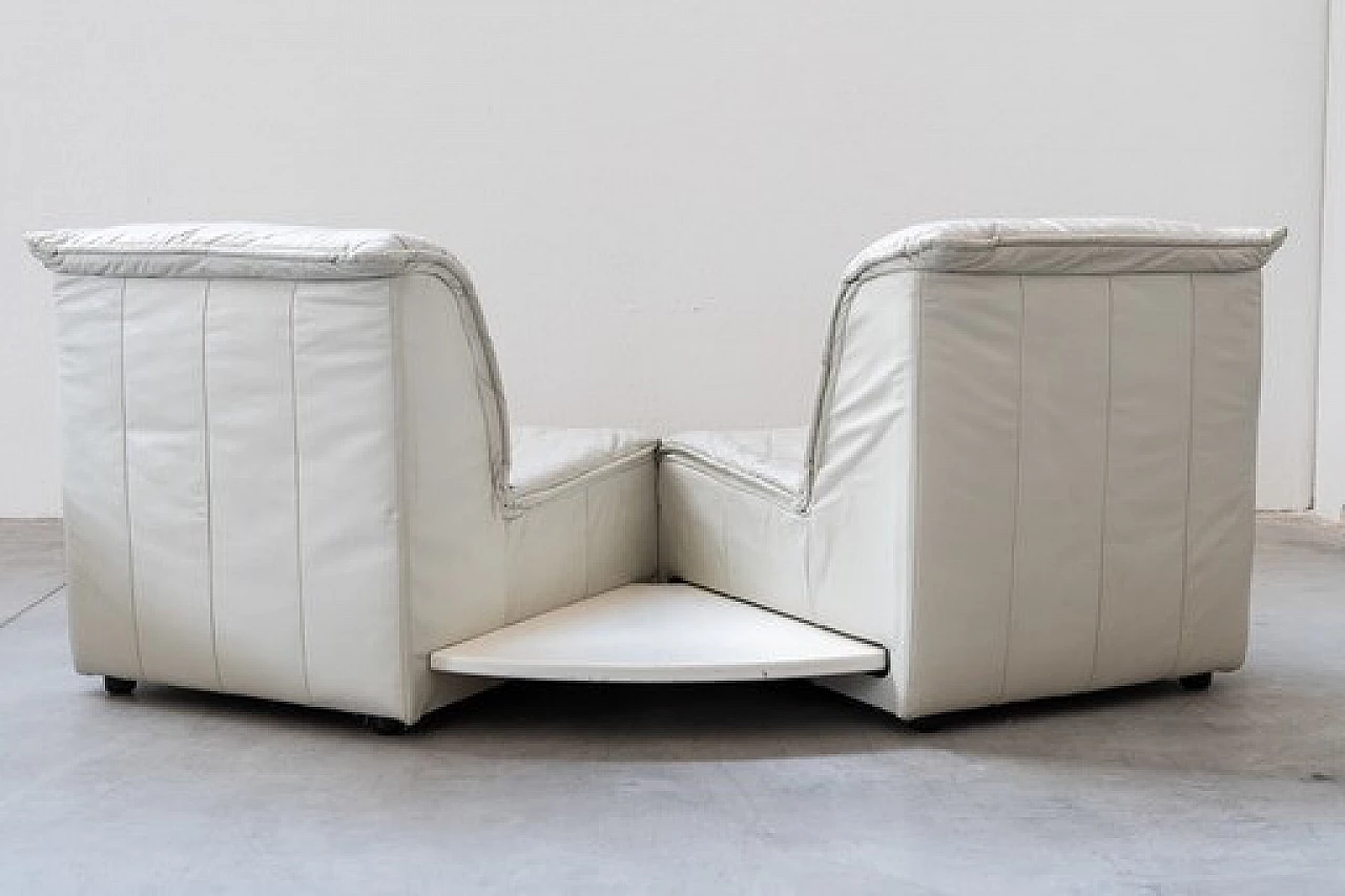 Coppia di divani in pelle con tavolino angolare estraibile, anni '70 16