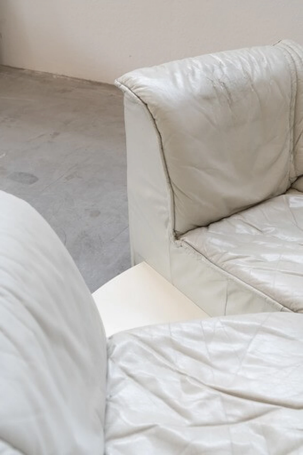 Coppia di divani in pelle con tavolino angolare estraibile, anni '70 18