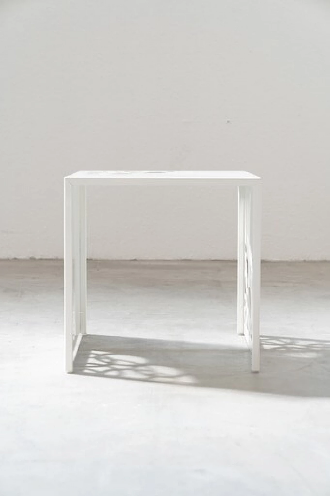 Coppia di tavolini in ferro laccato bianco con incisioni a laser 1