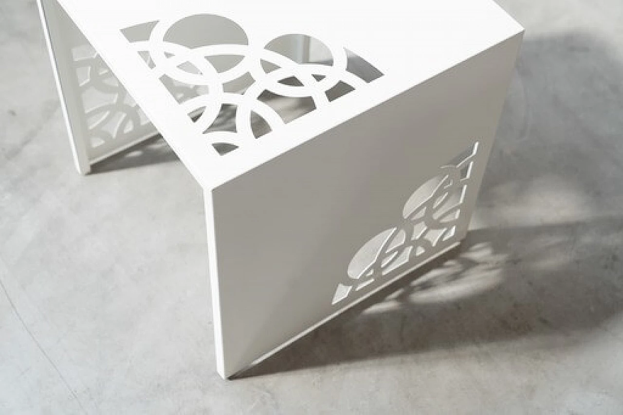 Pair of white lacquered iron coffee tables with laser etchings 2