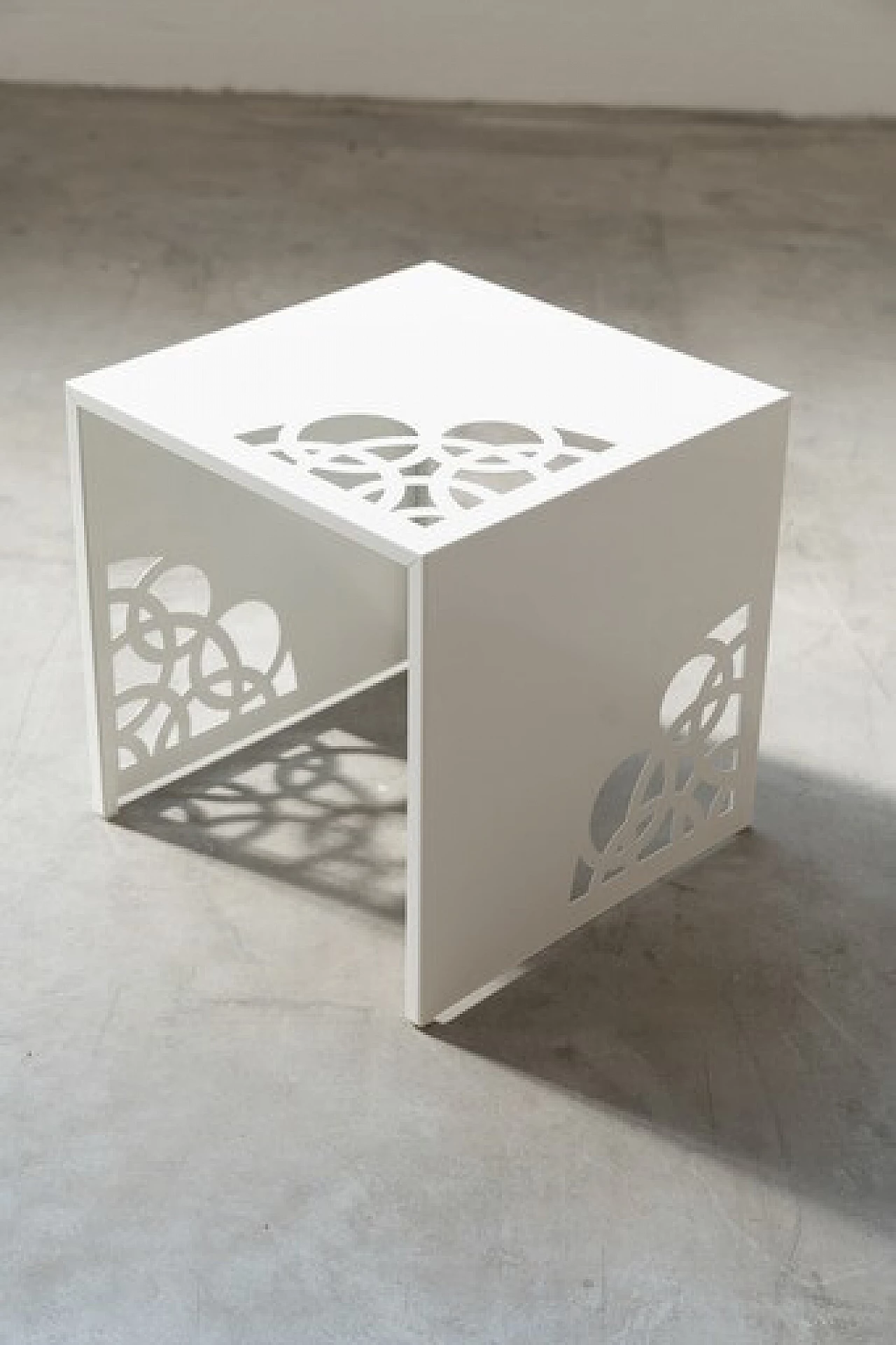 Pair of white lacquered iron coffee tables with laser etchings 3