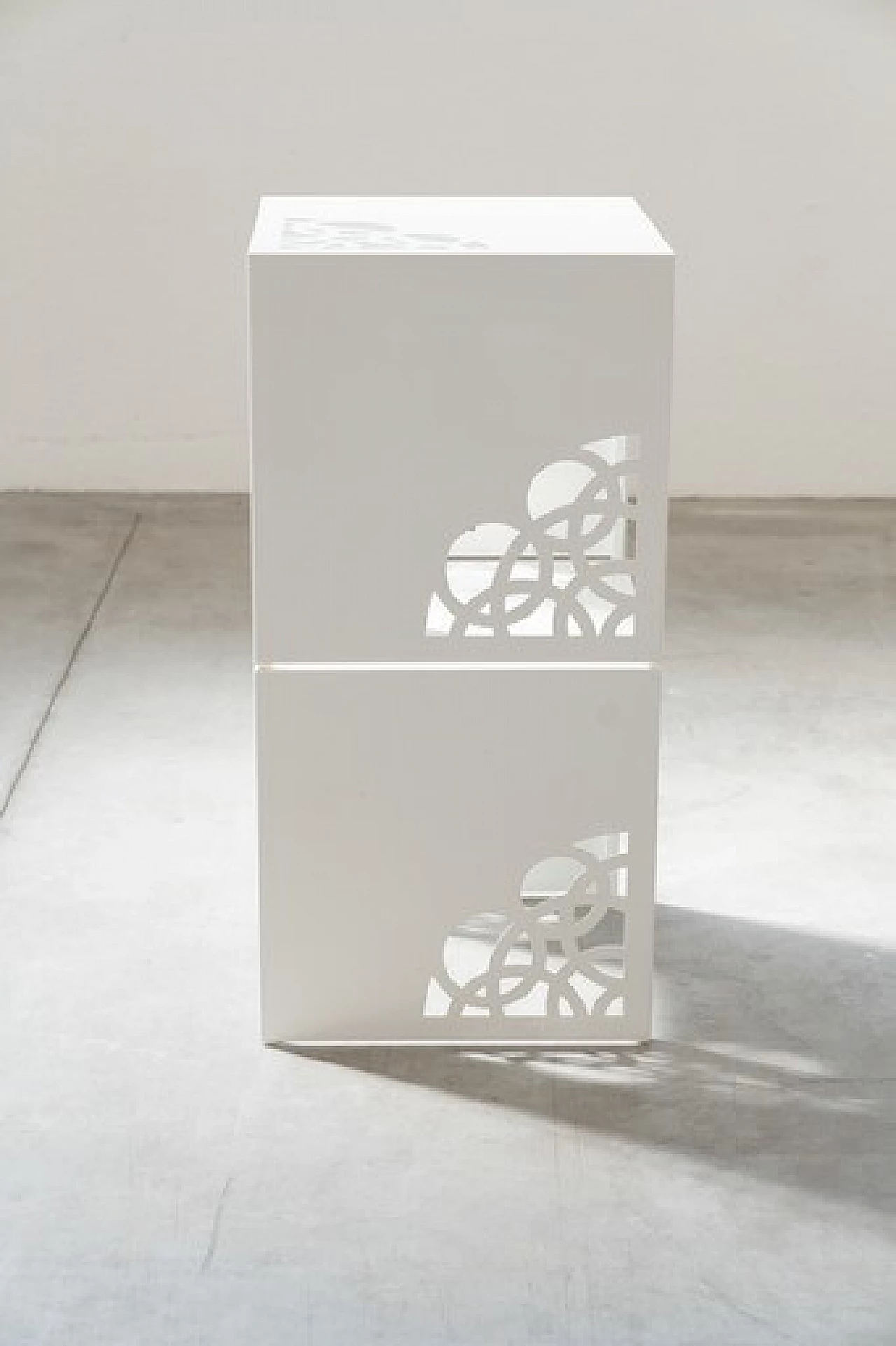 Pair of white lacquered iron coffee tables with laser etchings 5