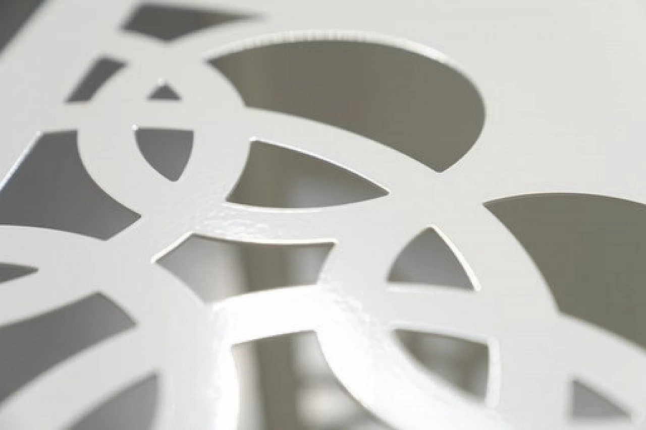 Coppia di tavolini in ferro laccato bianco con incisioni a laser 6