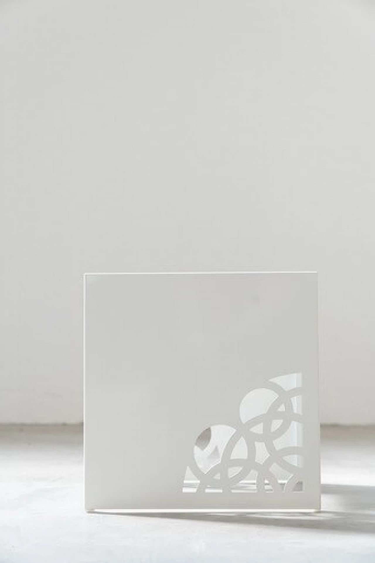 Coppia di tavolini in ferro laccato bianco con incisioni a laser 7