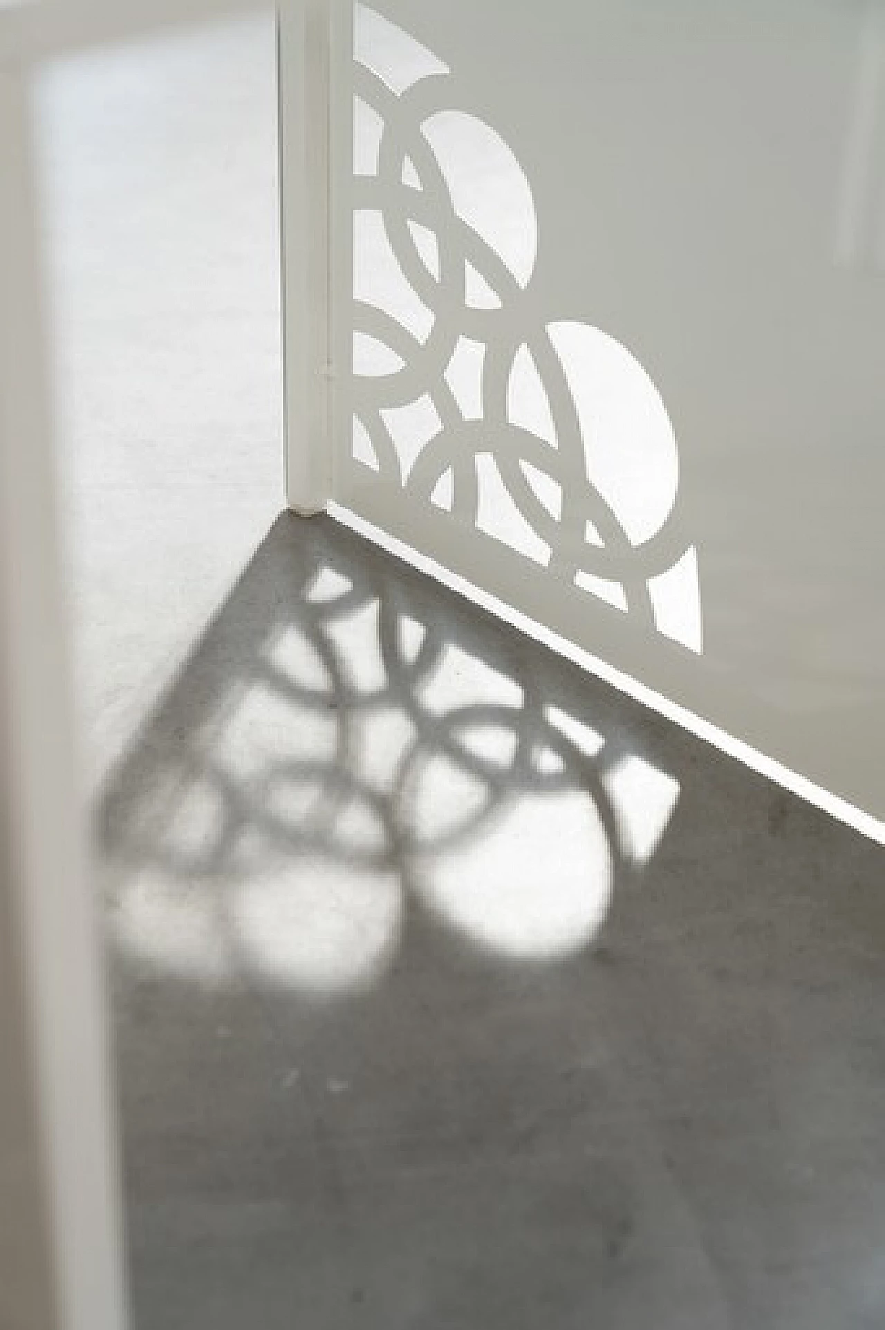 Coppia di tavolini in ferro laccato bianco con incisioni a laser 8