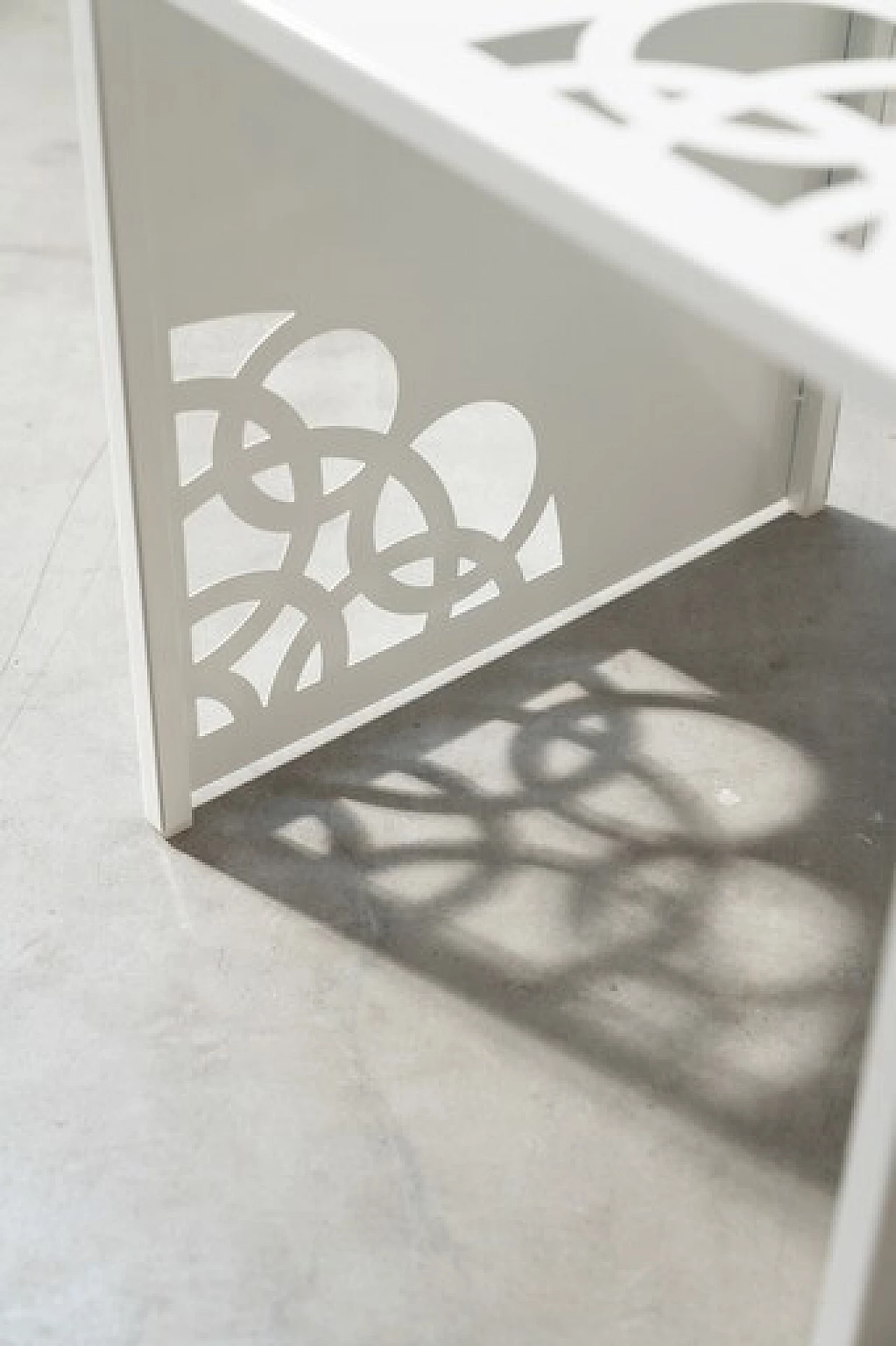 Coppia di tavolini in ferro laccato bianco con incisioni a laser 9