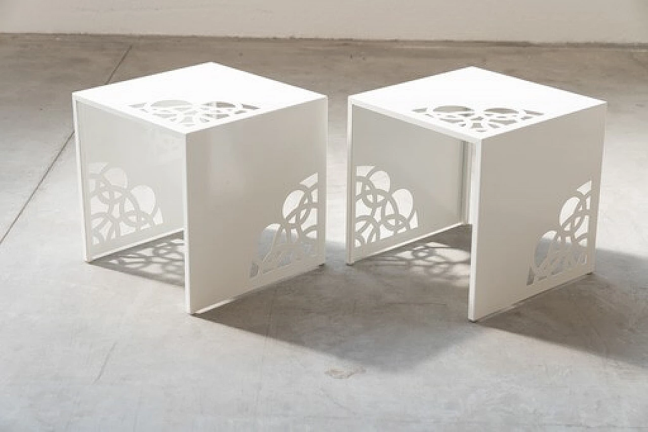 Pair of white lacquered iron coffee tables with laser etchings 10