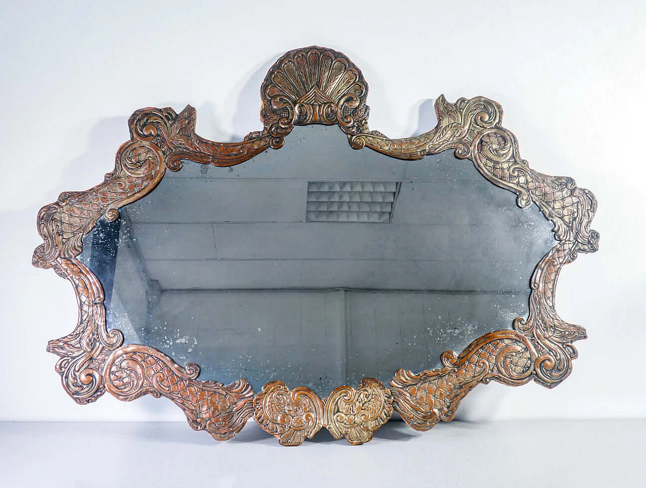 Specchio Luigi XIV con cornice in lamina di rame lavorata a sbalzo, '700 1