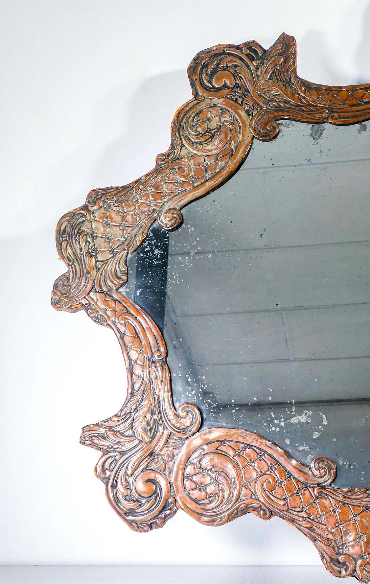 Specchio Luigi XIV con cornice in lamina di rame lavorata a sbalzo, '700 7