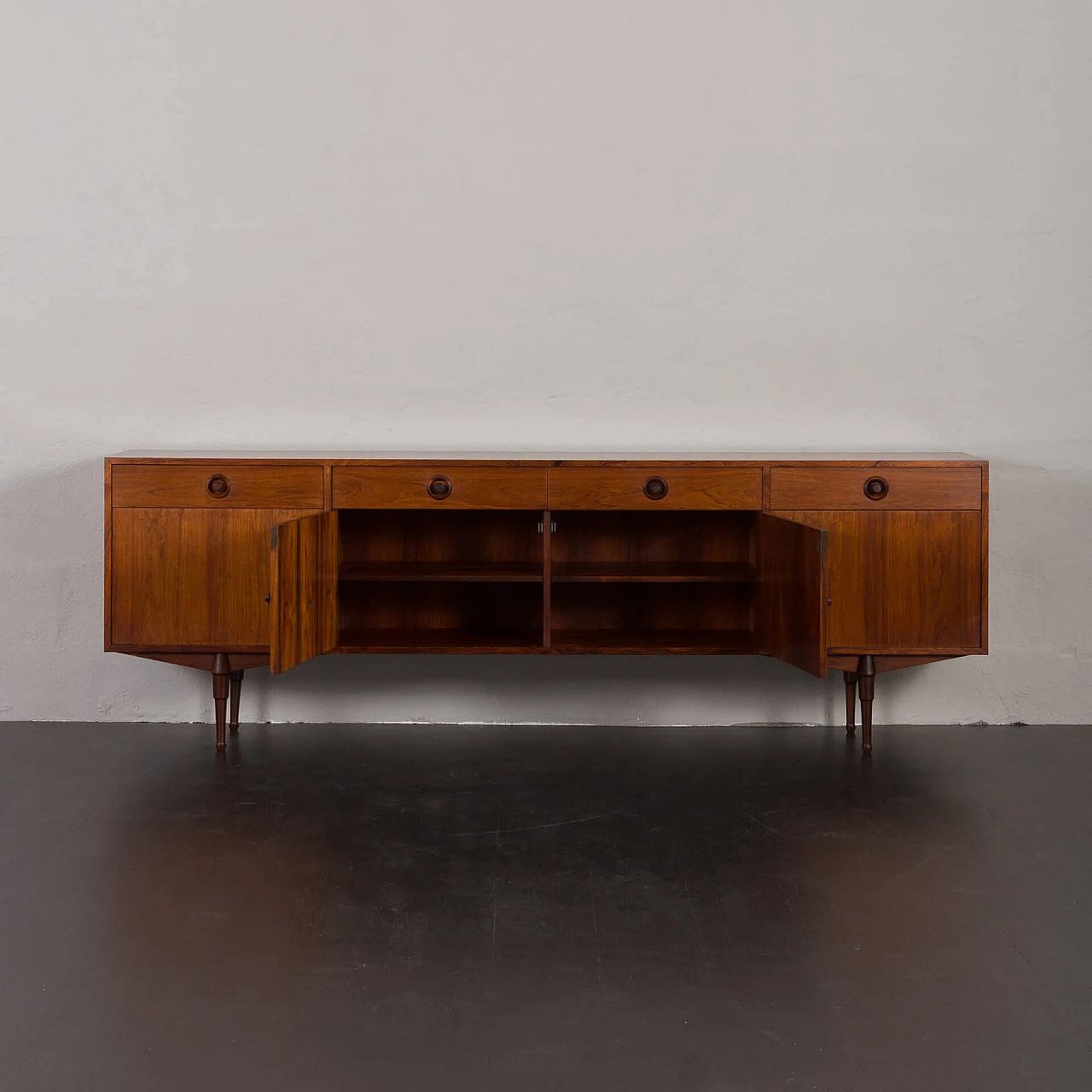 Credenza in palissandro con maniglie scultoree rotonde, anni '60 2