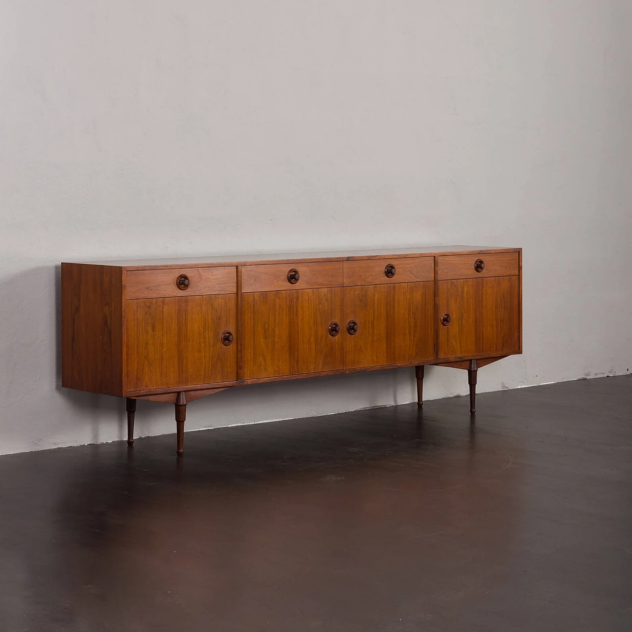 Credenza in palissandro con maniglie scultoree rotonde, anni '60 9