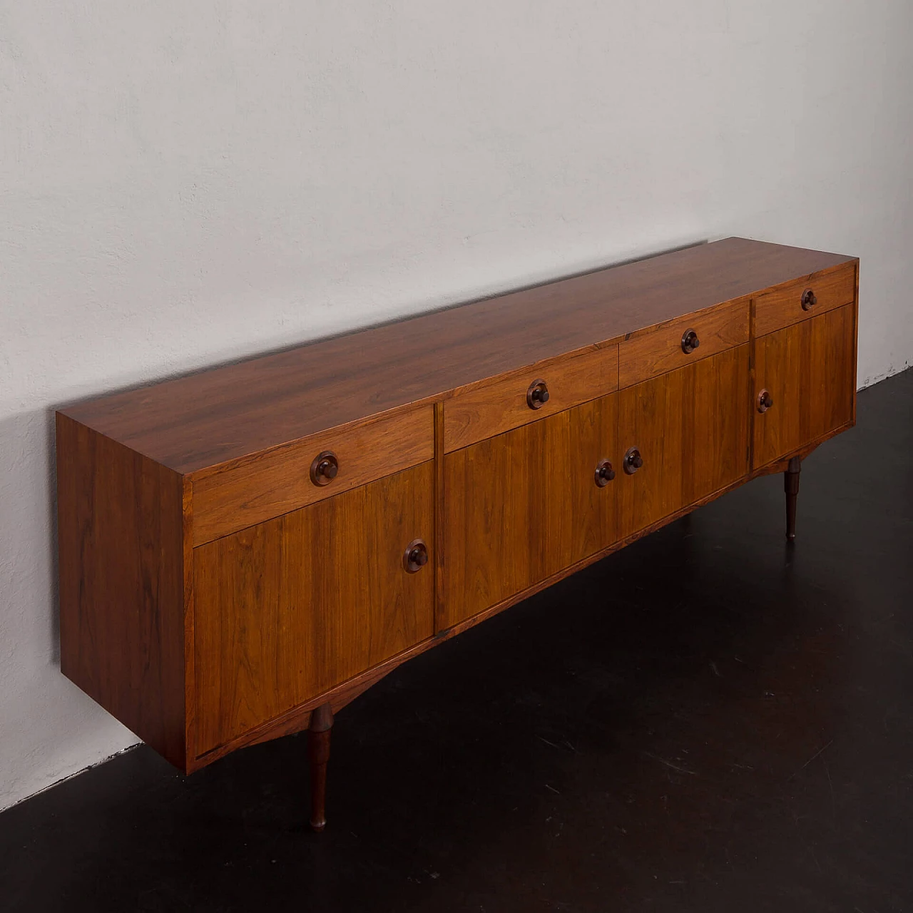 Credenza in palissandro con maniglie scultoree rotonde, anni '60 10