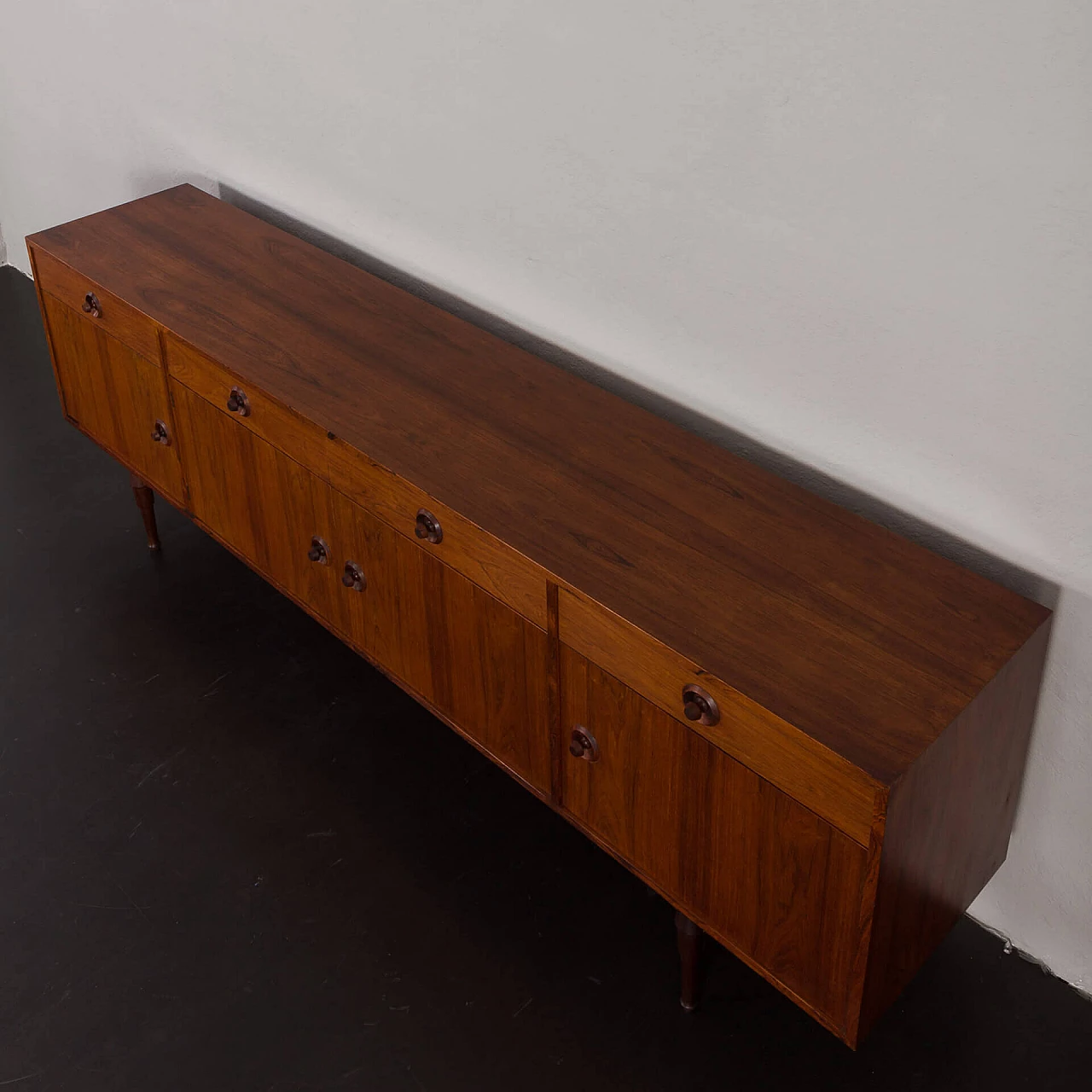 Credenza in palissandro con maniglie scultoree rotonde, anni '60 11