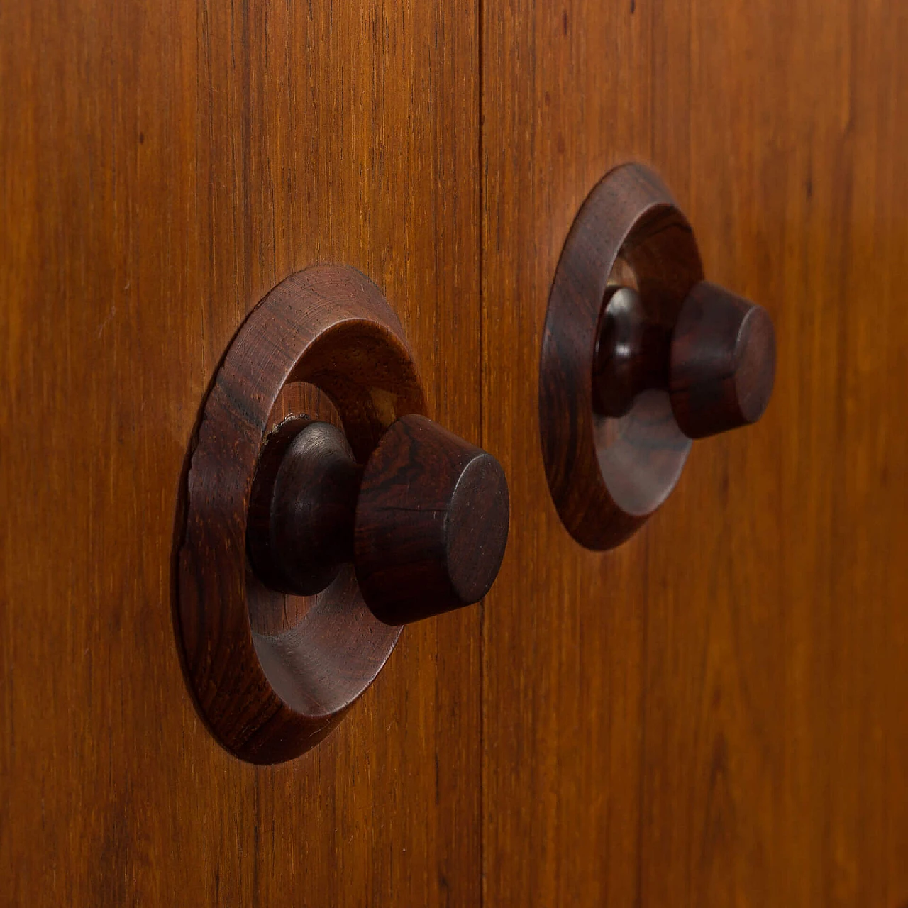 Credenza in palissandro con maniglie scultoree rotonde, anni '60 12