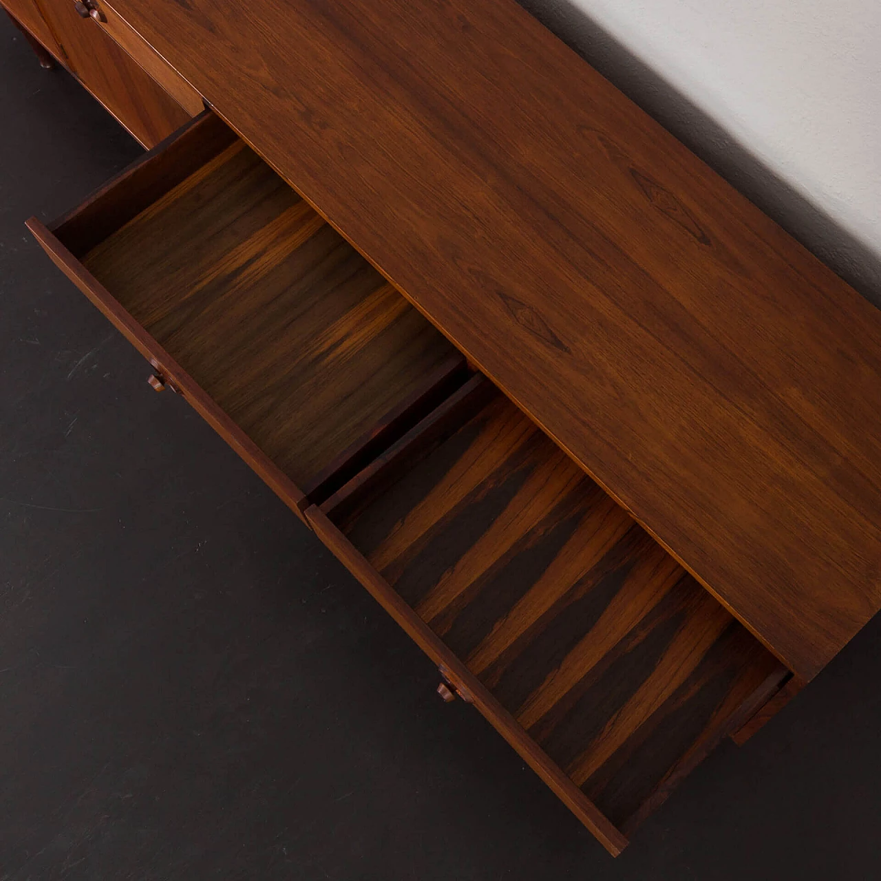 Credenza in palissandro con maniglie scultoree rotonde, anni '60 14