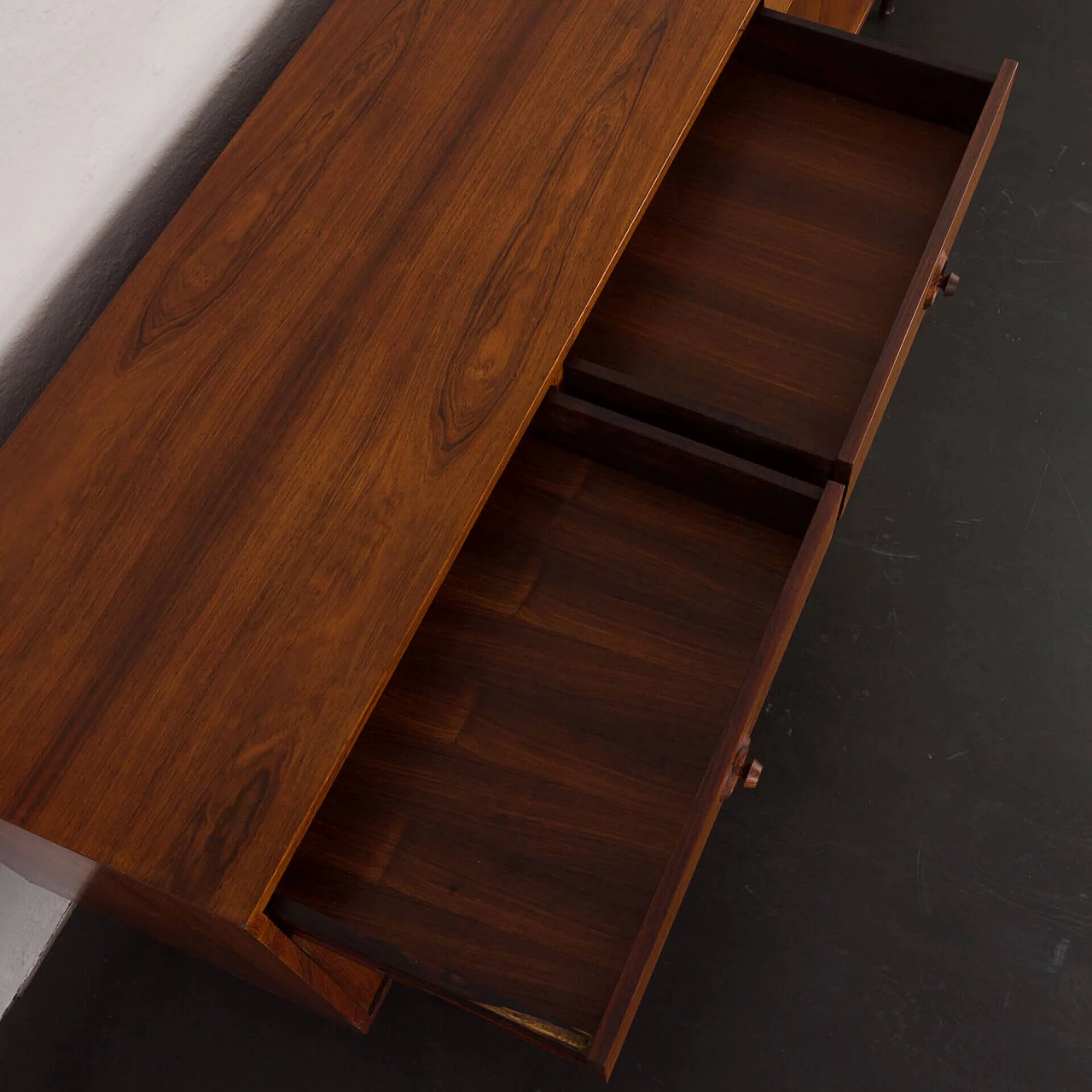 Credenza in palissandro con maniglie scultoree rotonde, anni '60 15