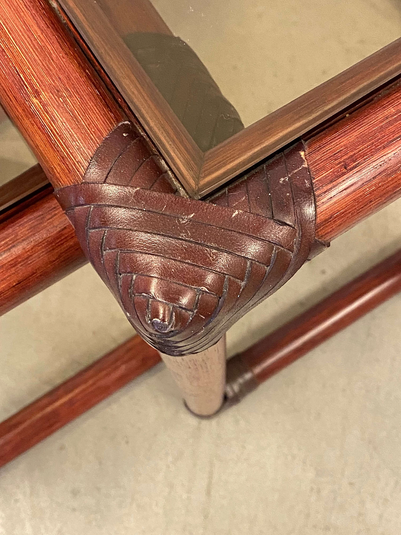 3 Tavolini a nido in bambù, cuoio e vetro fumé, anni '70 3