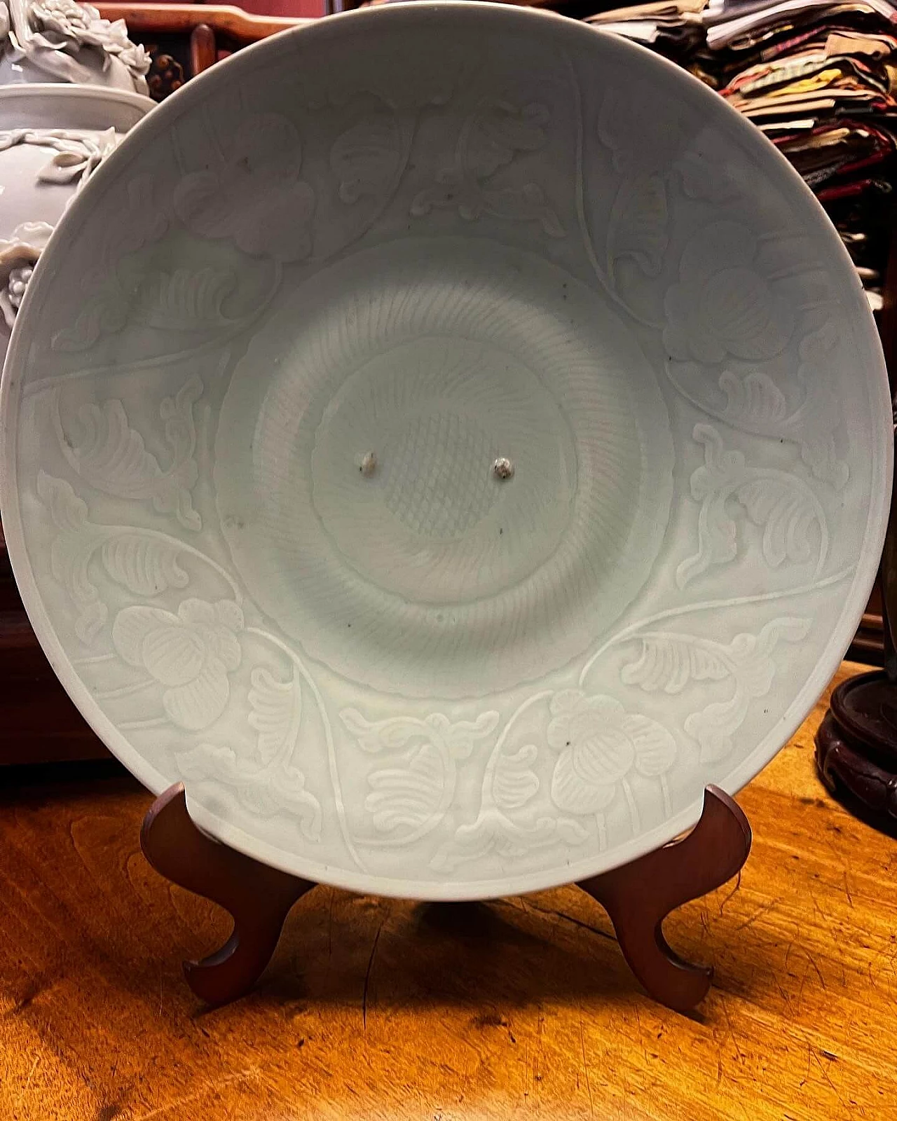 Piatto grande in ceramica Celadon con fantasia floreale, fine '800 4