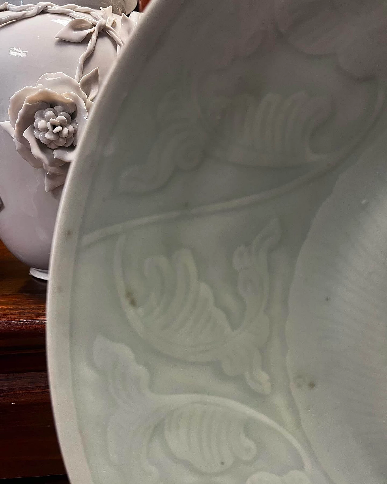 Piatto grande in ceramica Celadon con fantasia floreale, fine '800 5