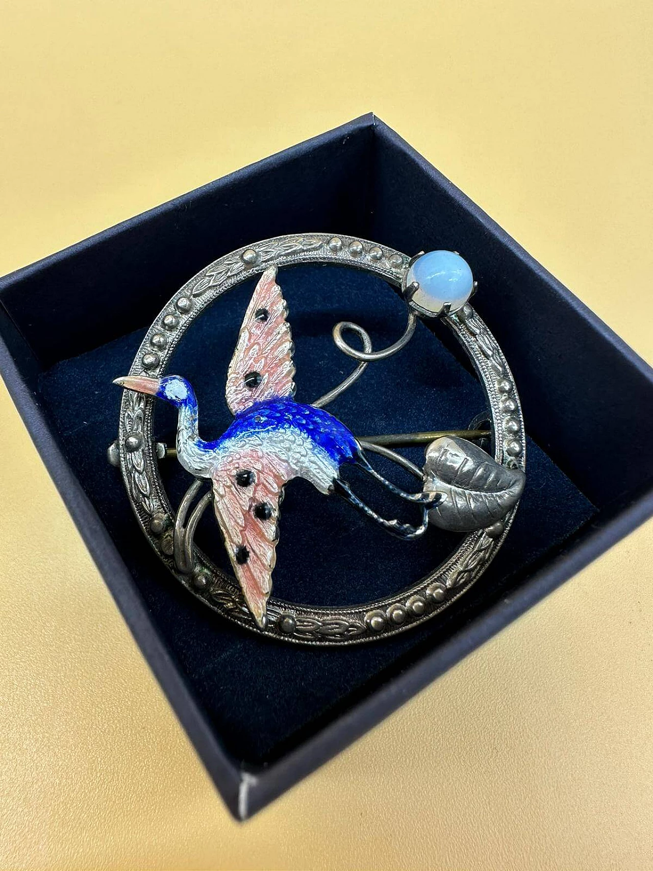 Spilla in argento con trampoliere a smalto con gemma, inizio '900 1