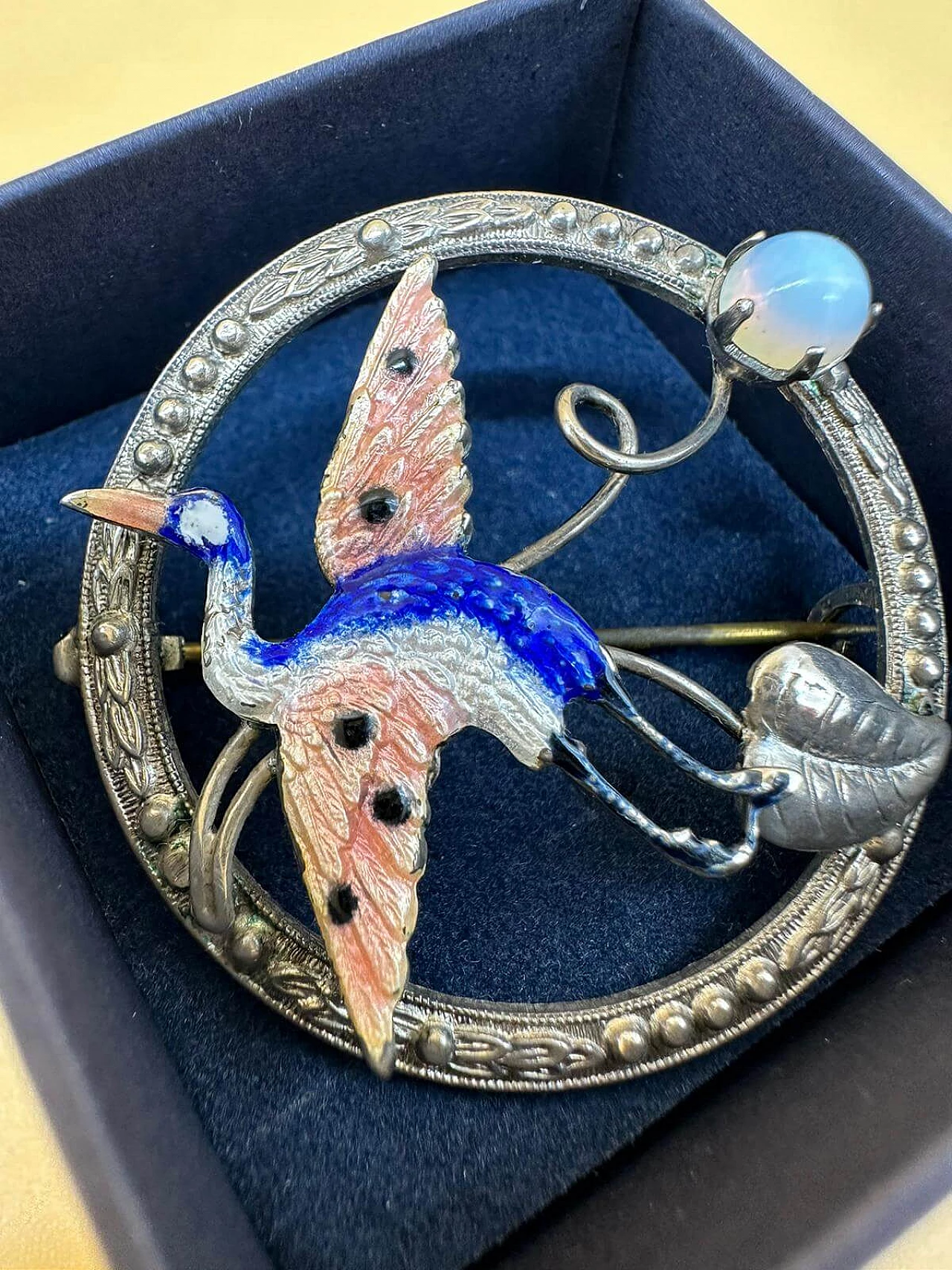 Spilla in argento con trampoliere a smalto con gemma, inizio '900 2