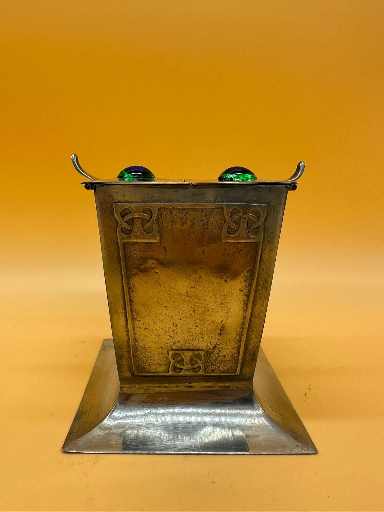 Scatola con coperchio in metallo e gemme di Archibald Knox, inizio '900 2