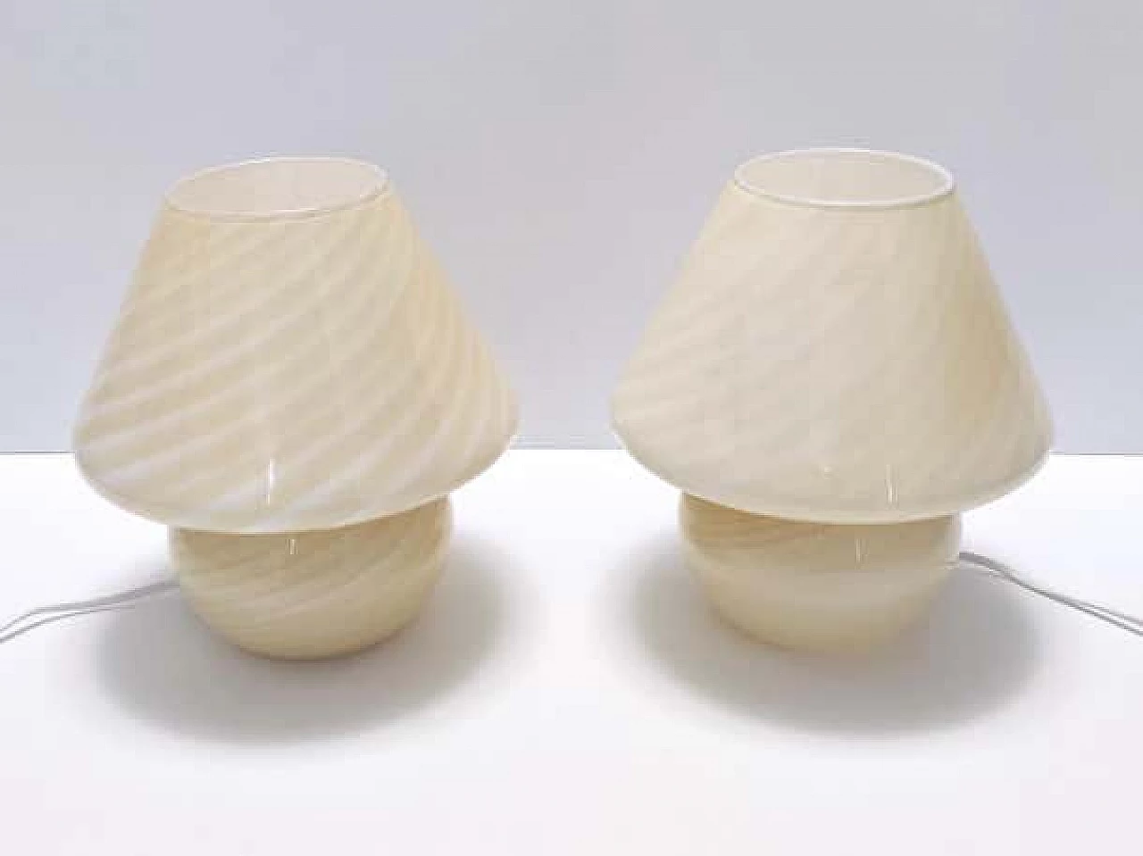 Coppia di lampade da tavolo in vetro di Murano incamiciato di Venini, anni '80 2
