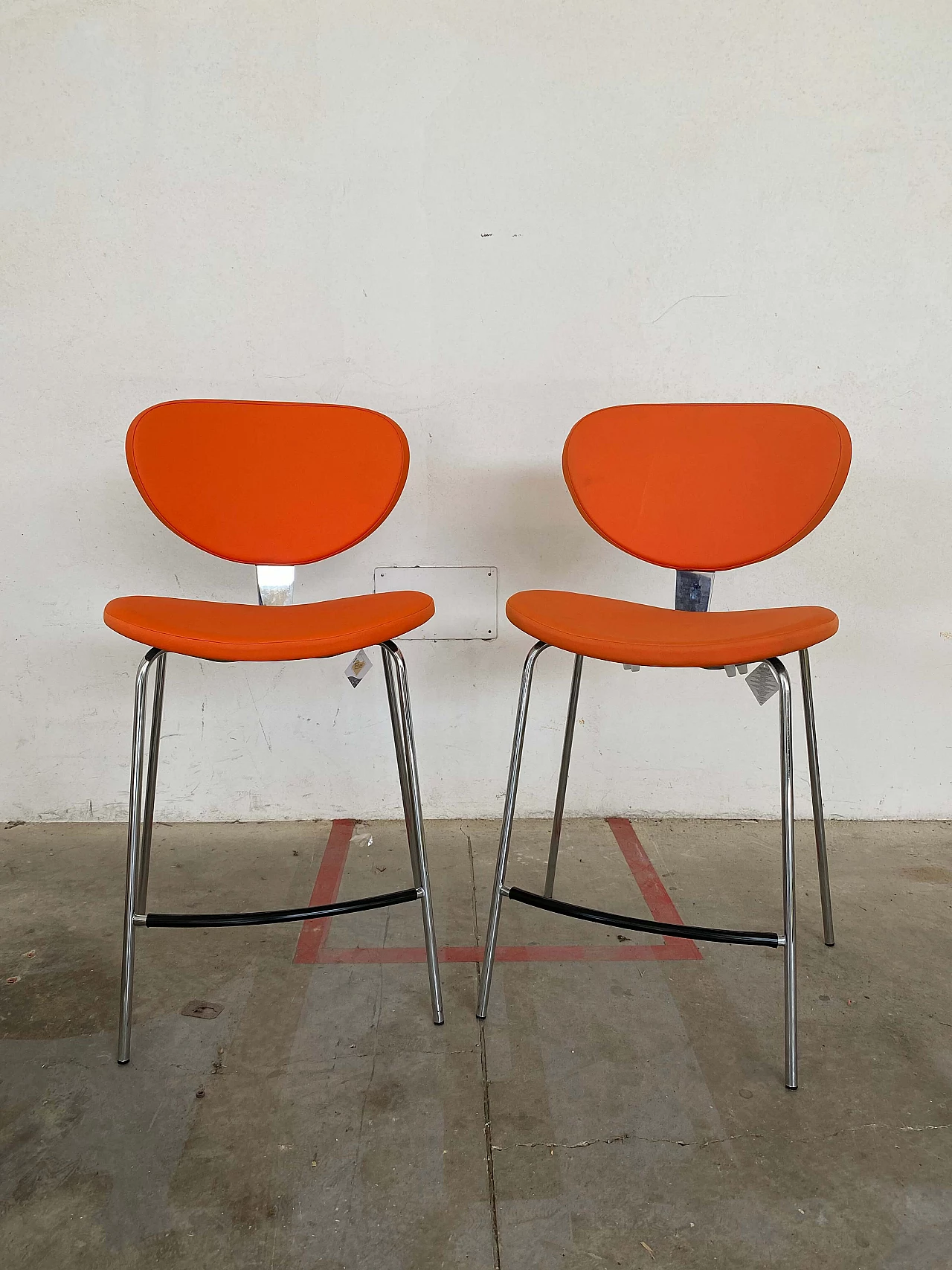 Pair of metal and orange fabric stools by Calligaris, 2000s 7