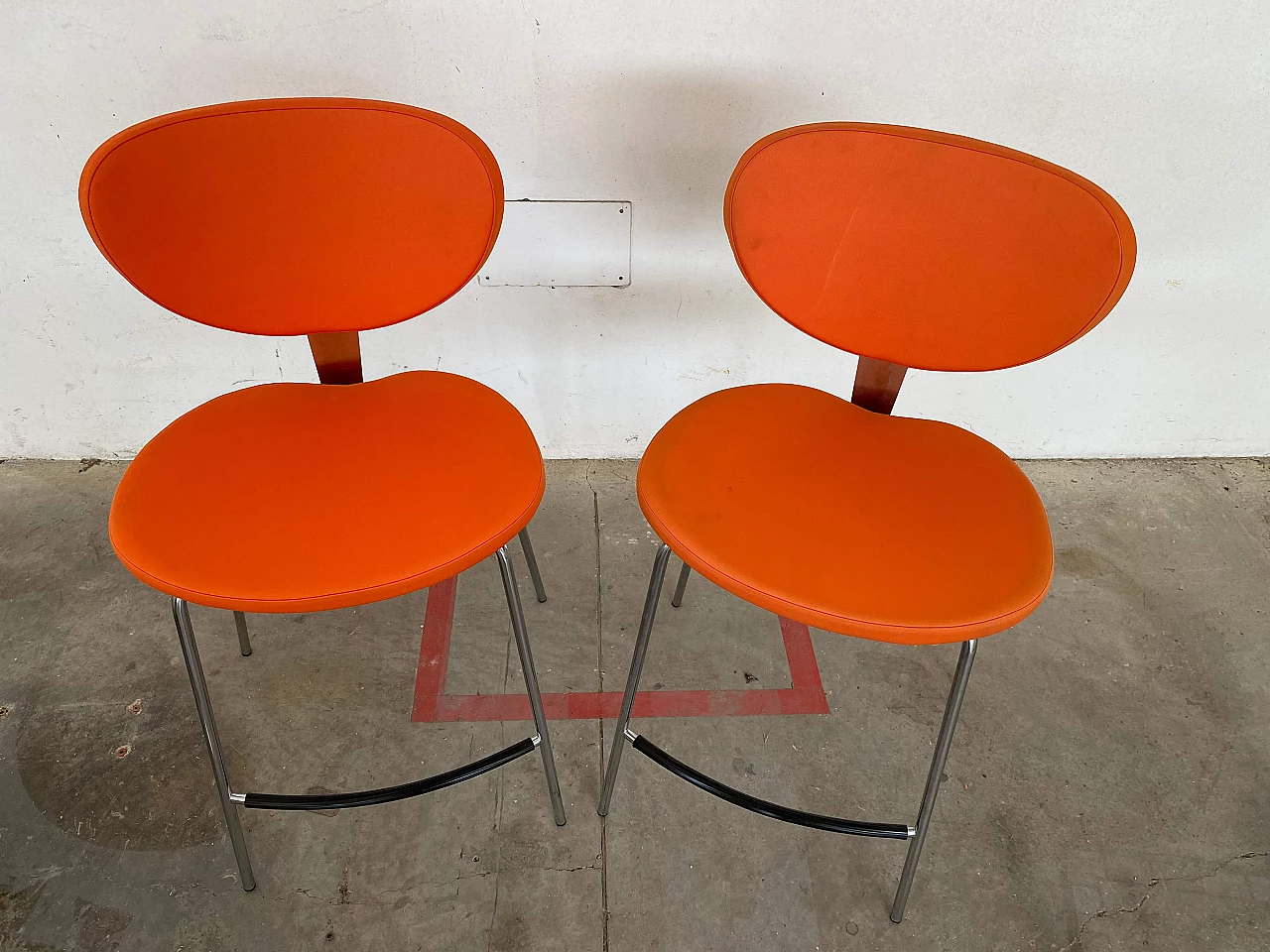 Pair of metal and orange fabric stools by Calligaris, 2000s 8