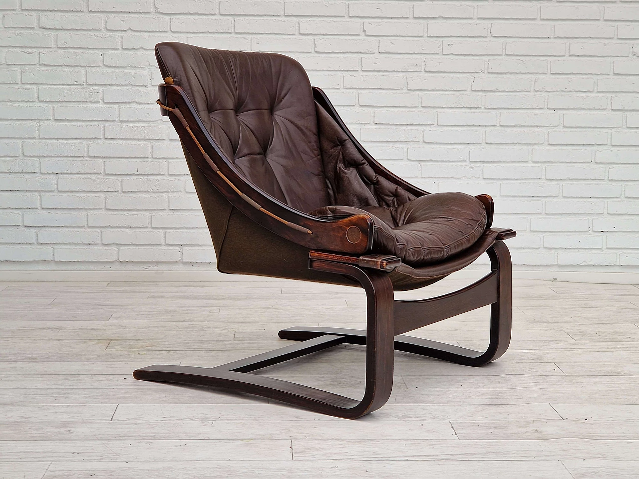 Poltrona lounge in pelle marrone di Ake Fribytter per Nelo Sweden, anni '70 1
