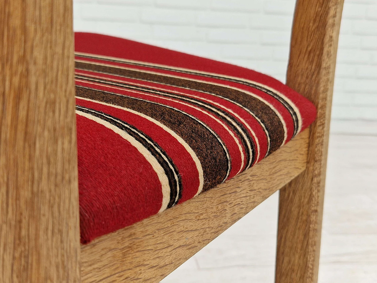 Poltrona in quercia con schienale alto e seduta in lana nello stile di Henning Kjærnulf, anni '60 13