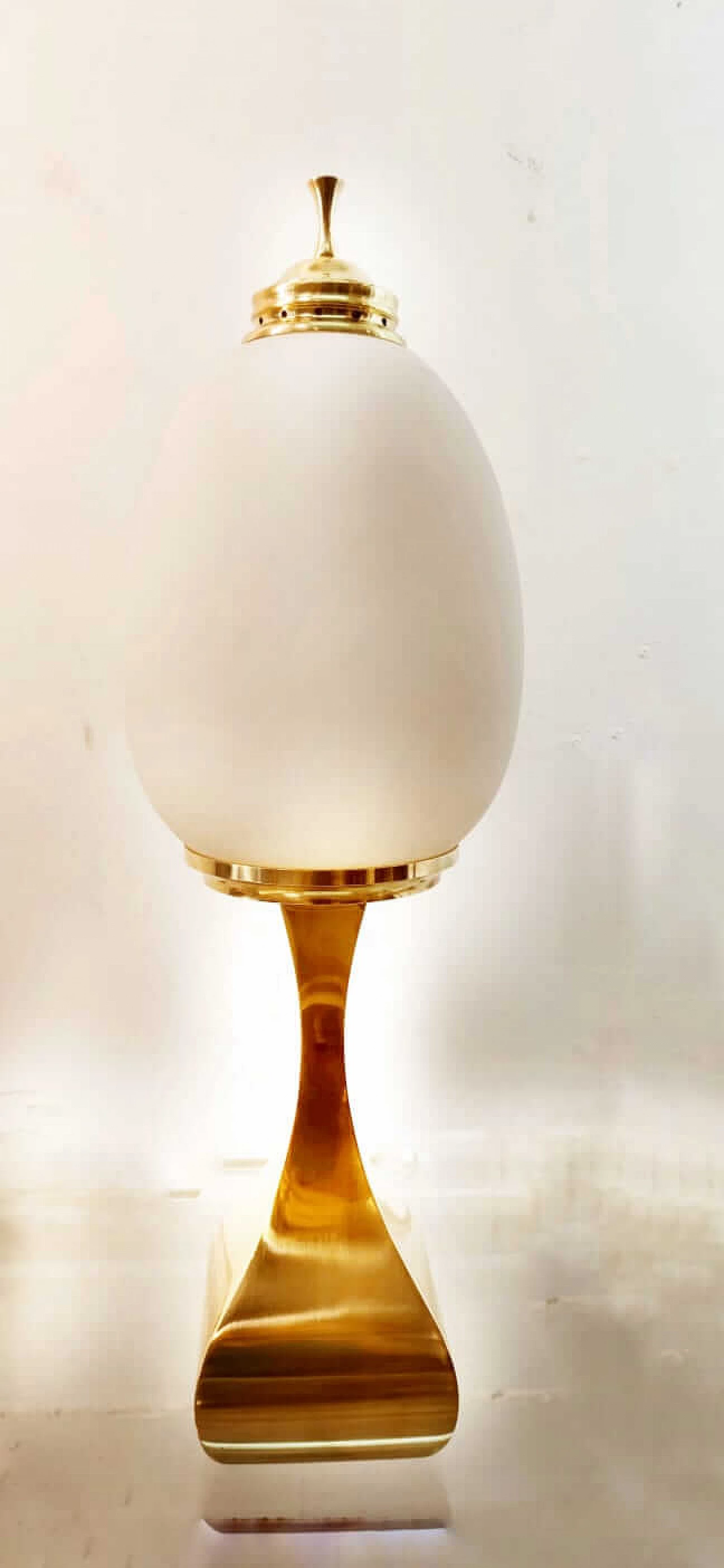 Lampada da tavolo in ottone in fusione con diffusore in vetro ovale bianco satinato, anni '60 2