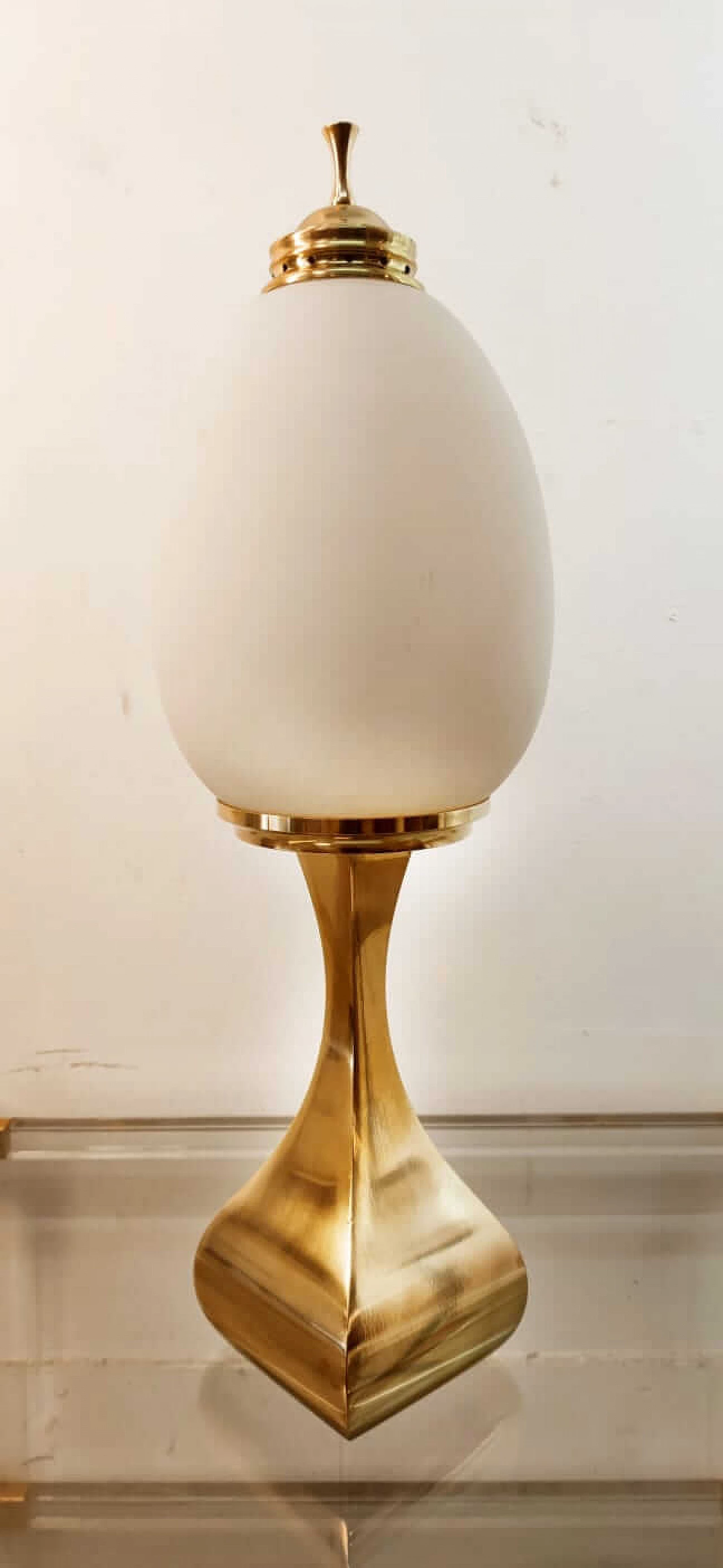 Lampada da tavolo in ottone in fusione con diffusore in vetro ovale bianco satinato, anni '60 6