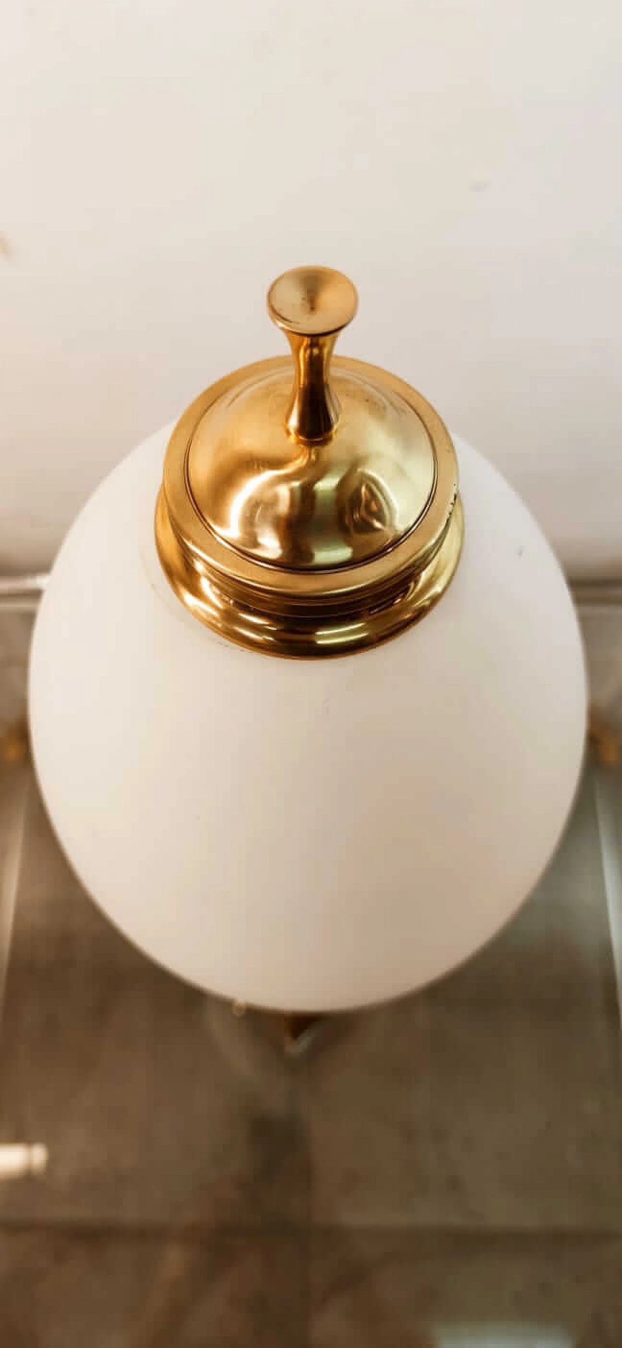 Lampada da tavolo in ottone in fusione con diffusore in vetro ovale bianco satinato, anni '60 8