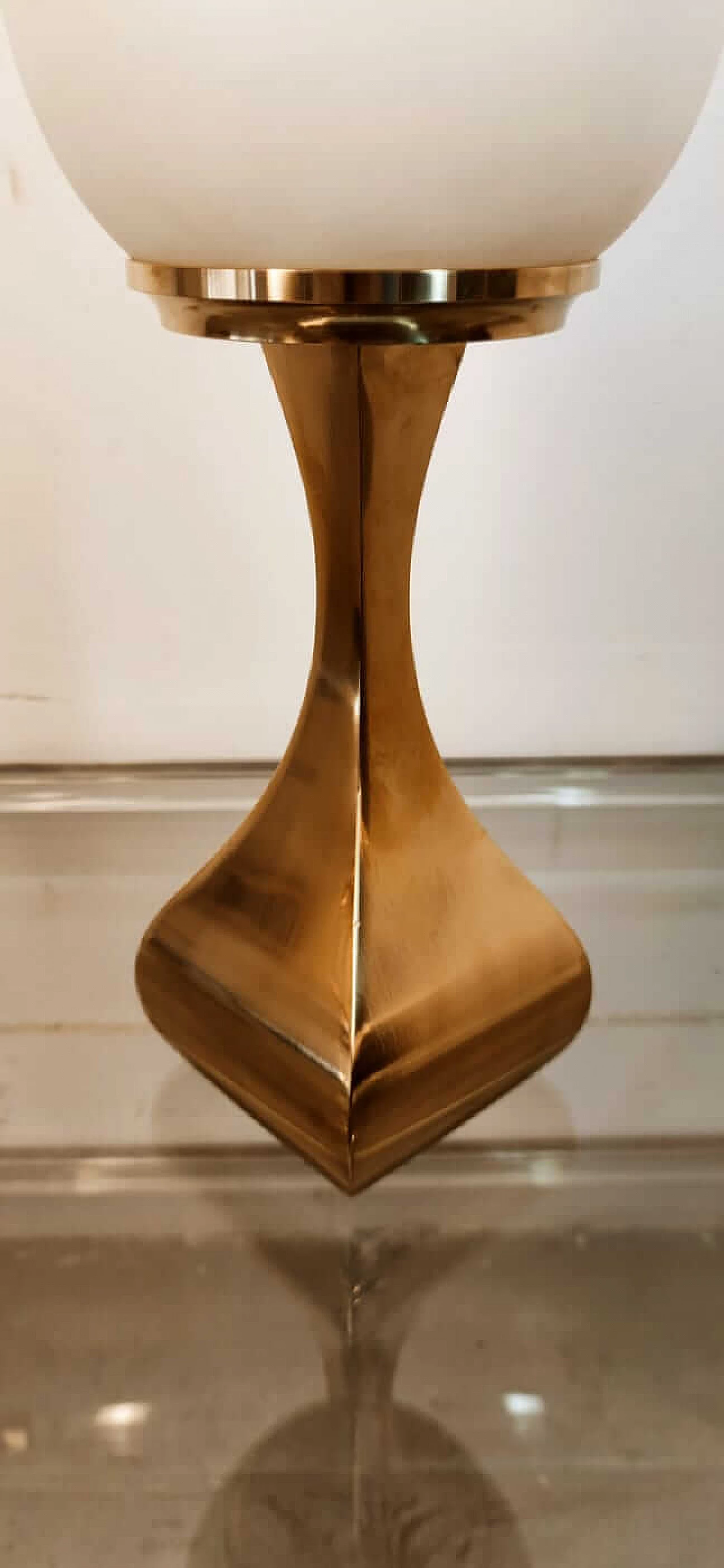 Lampada da tavolo in ottone in fusione con diffusore in vetro ovale bianco satinato, anni '60 9