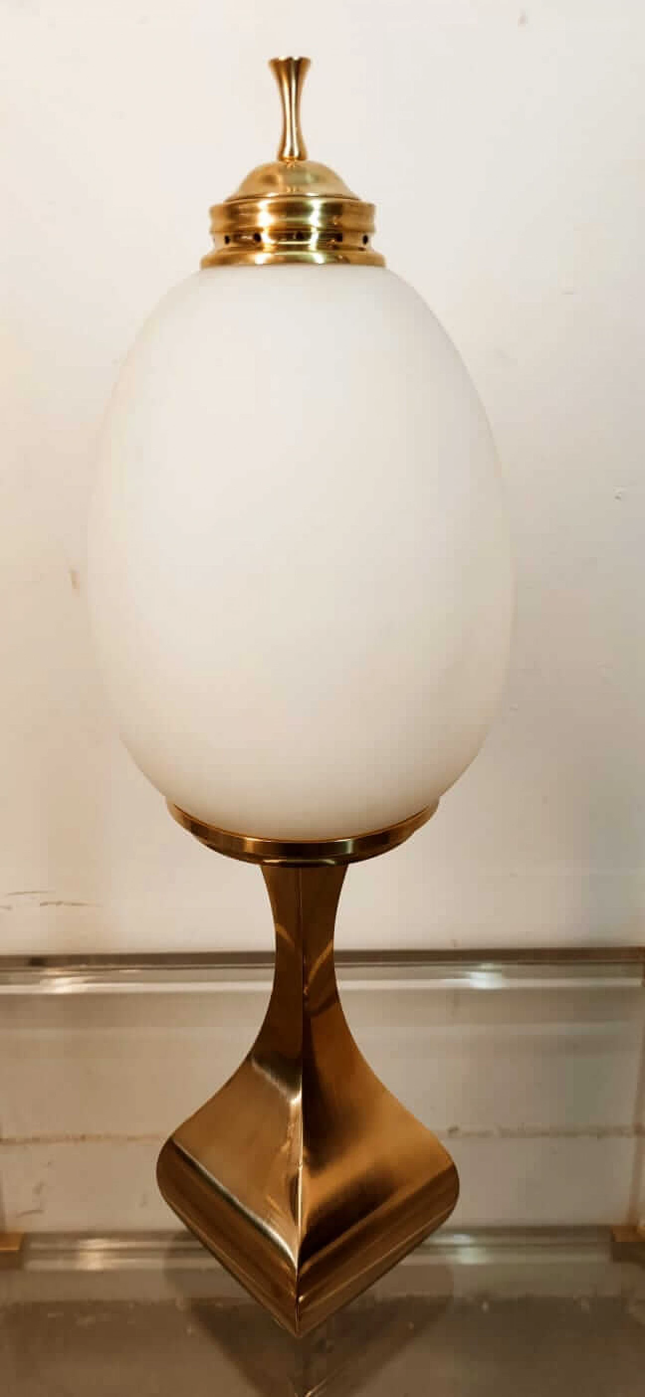 Lampada da tavolo in ottone in fusione con diffusore in vetro ovale bianco satinato, anni '60 11