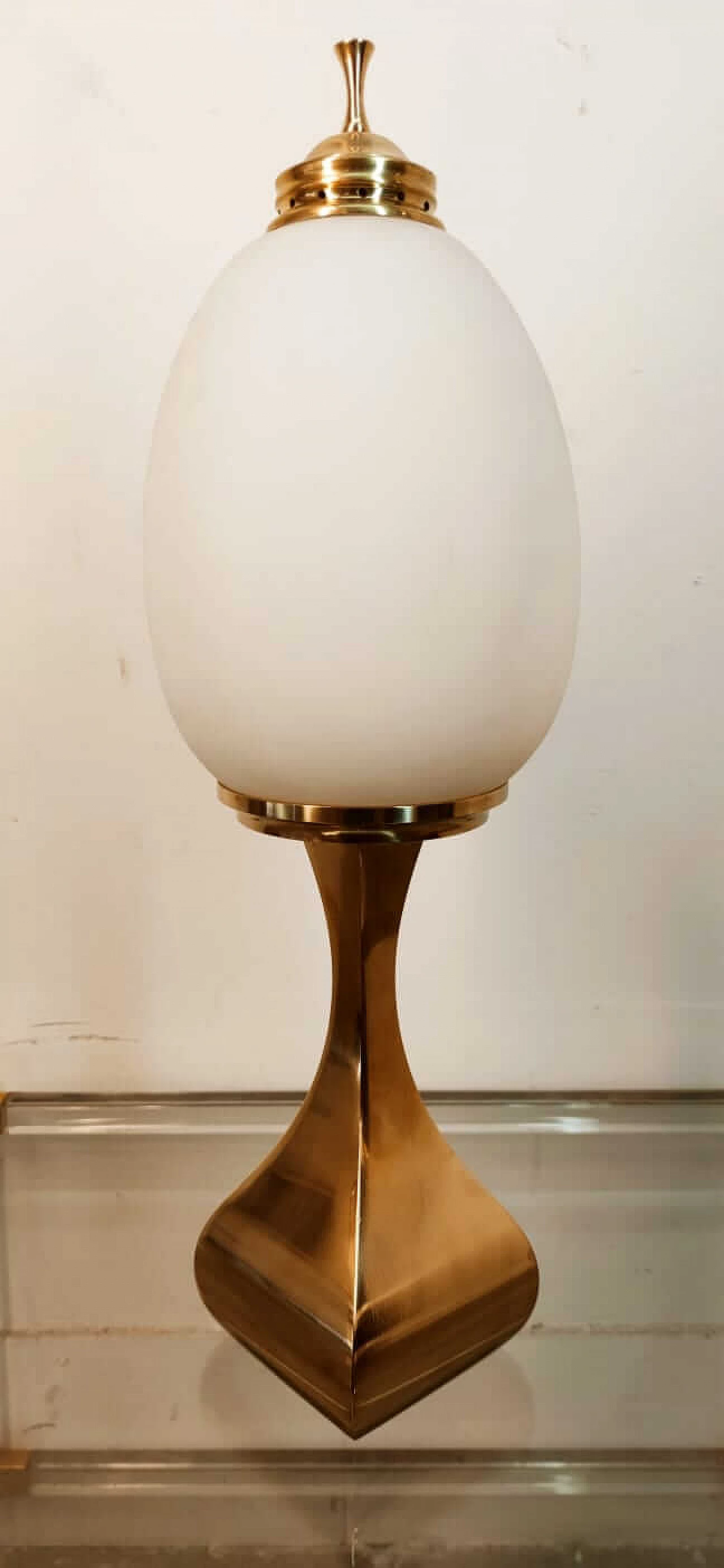 Lampada da tavolo in ottone in fusione con diffusore in vetro ovale bianco satinato, anni '60 12