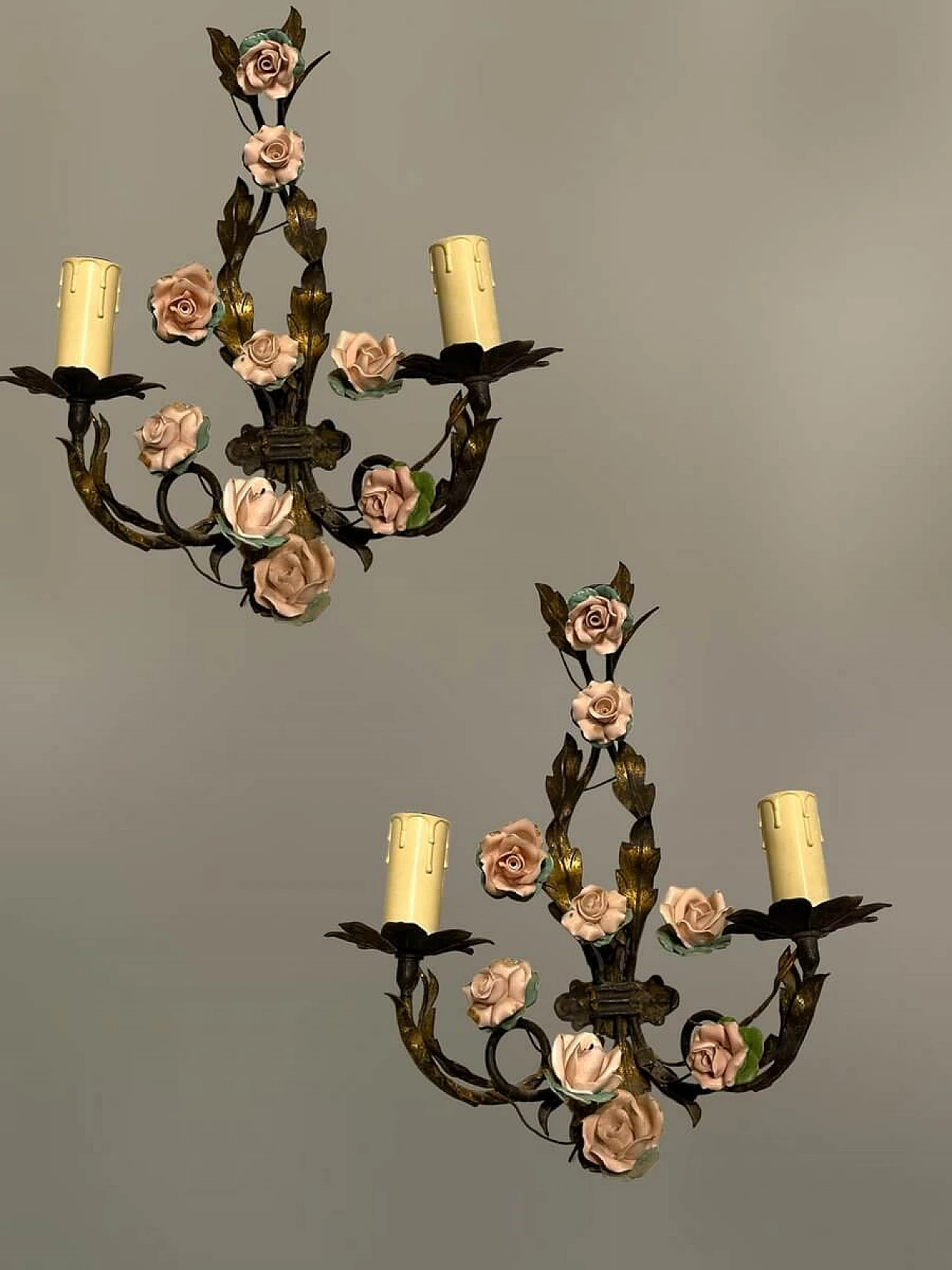 Coppia di applique con rose in tôle e porcellana, anni '60 1