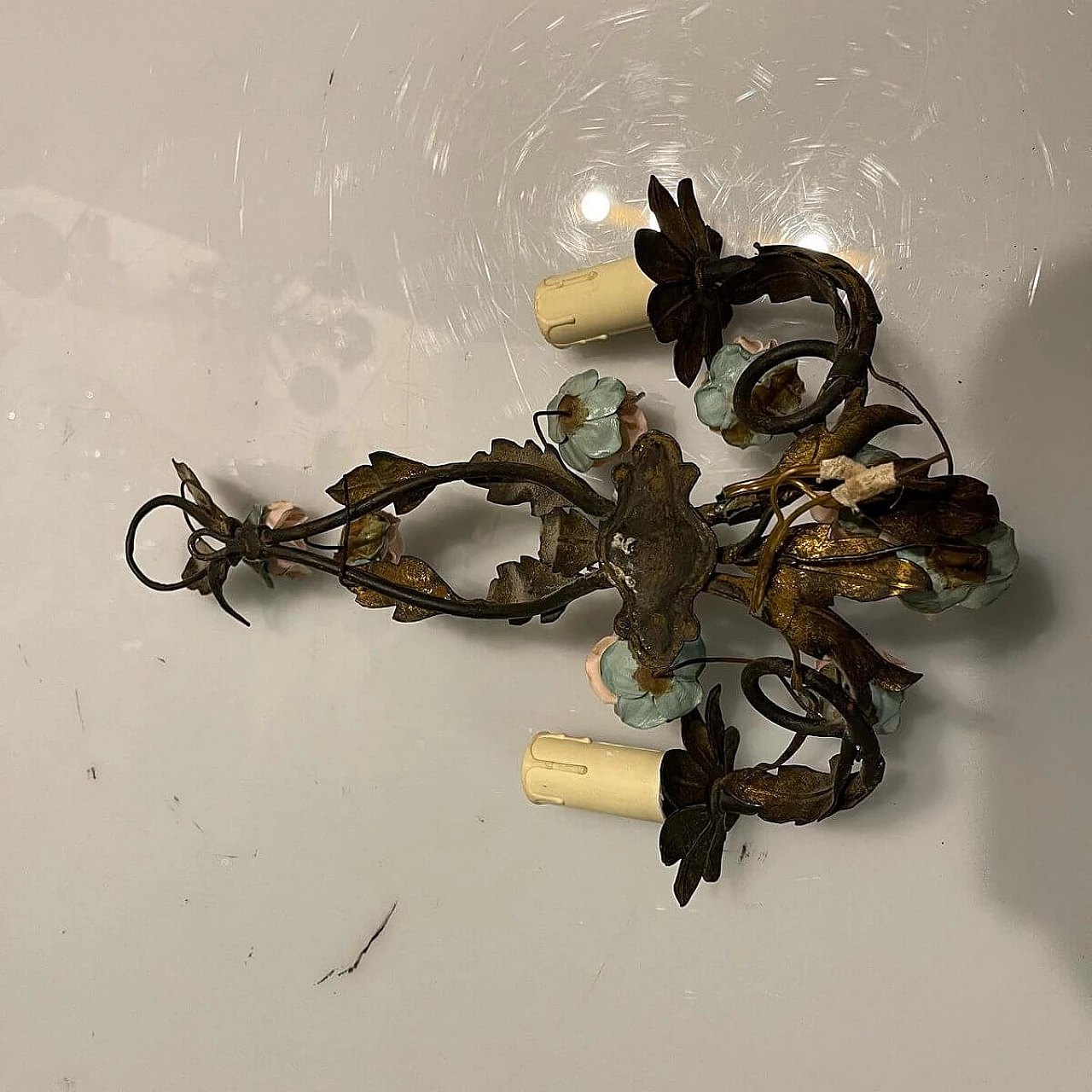 Coppia di applique con rose in tôle e porcellana, anni '60 2