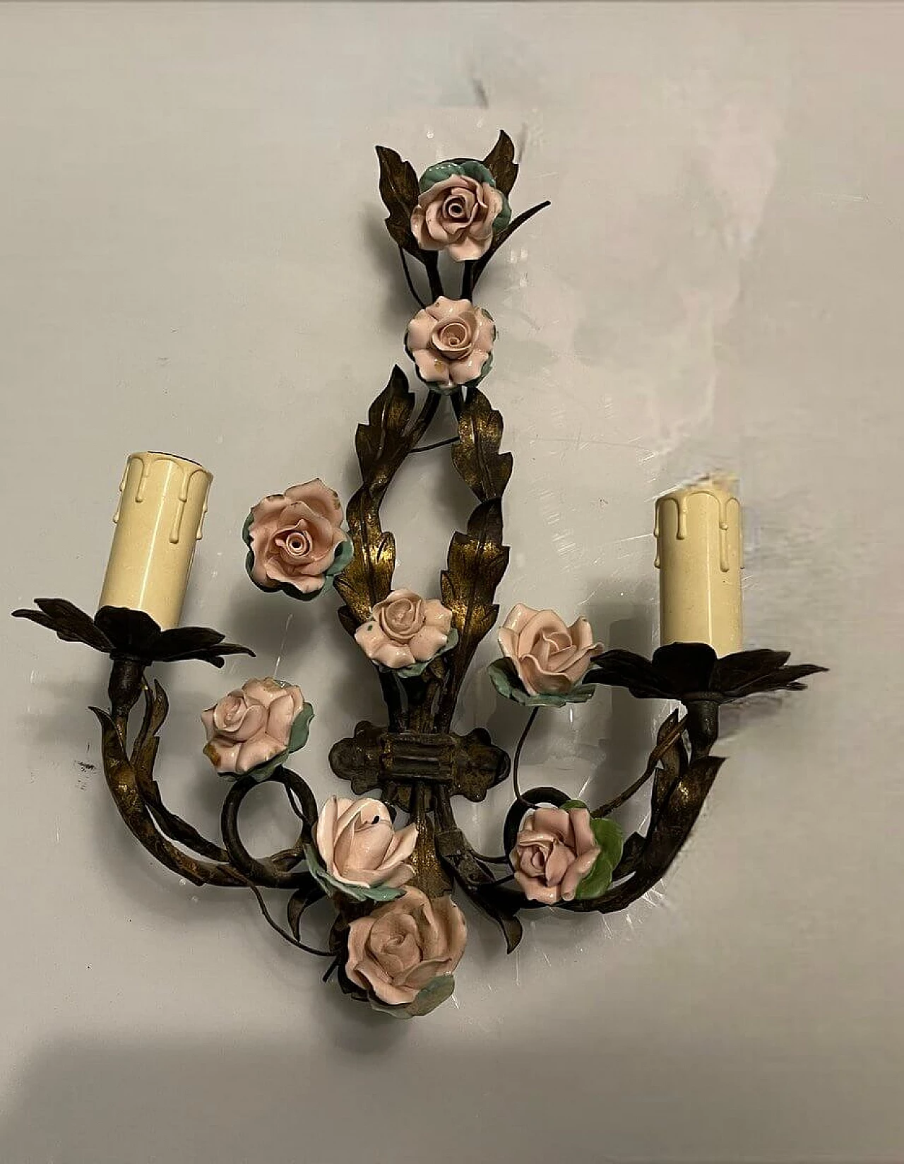 Coppia di applique con rose in tôle e porcellana, anni '60 3
